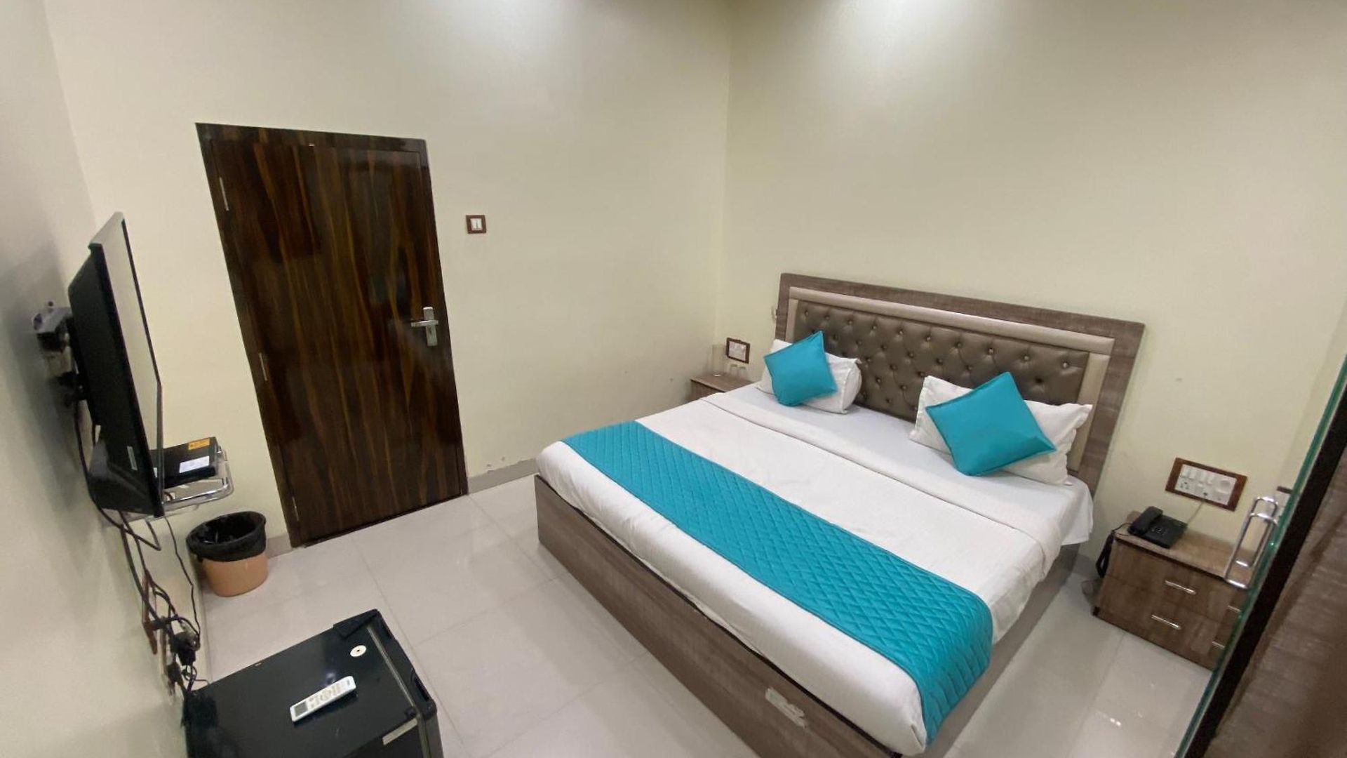 Apsara- Near J J Hospital Hotel 2*