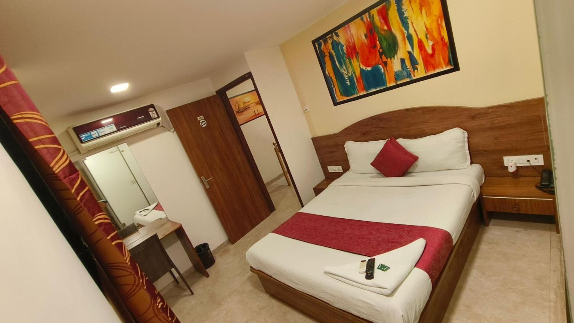Hotel Crown Juhu 2*