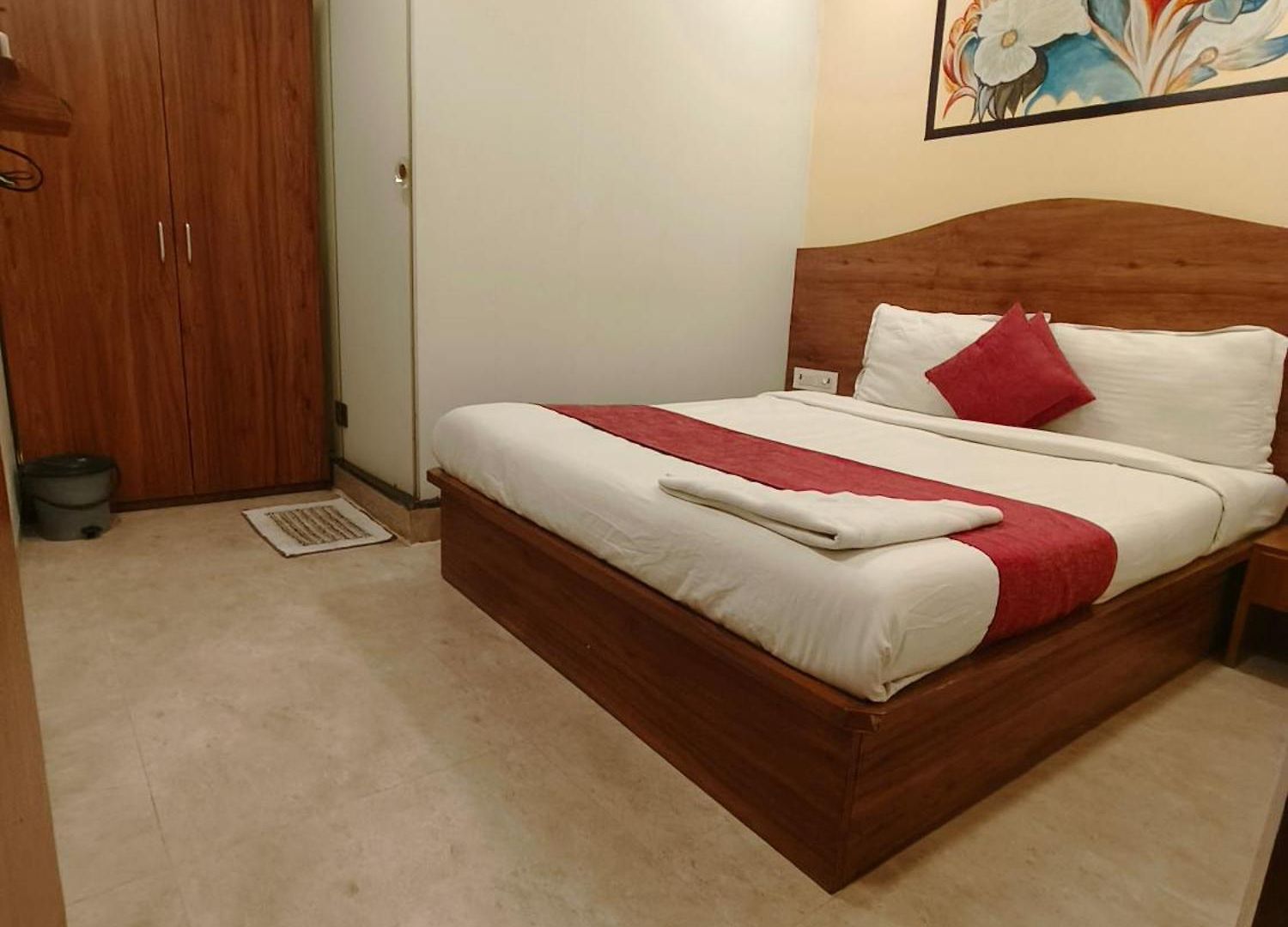 Crown Juhu Hotel 2*