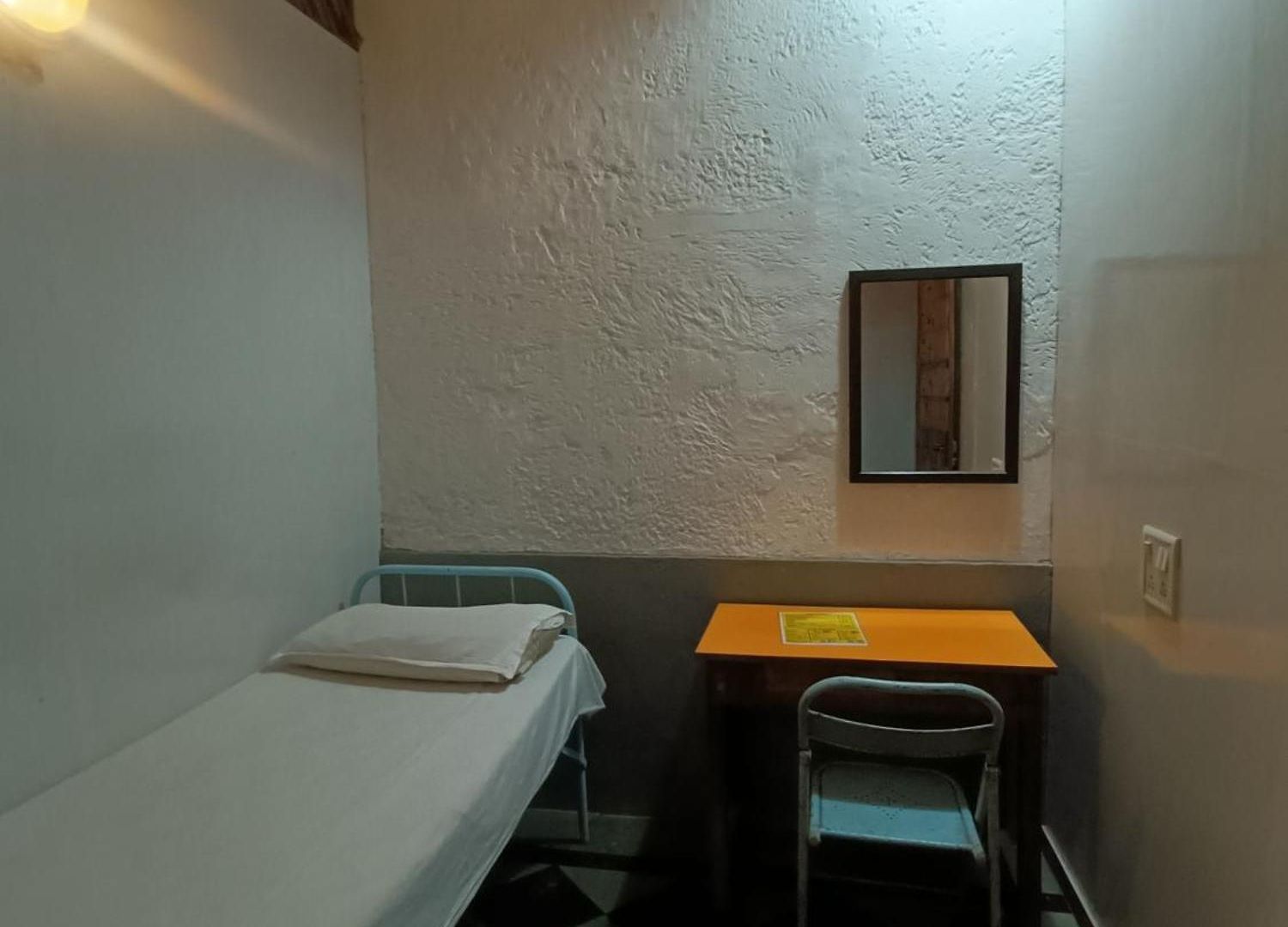Vasantashram Cst Mumbai, Free Wifi With 1940s Retro Vibe Hostel