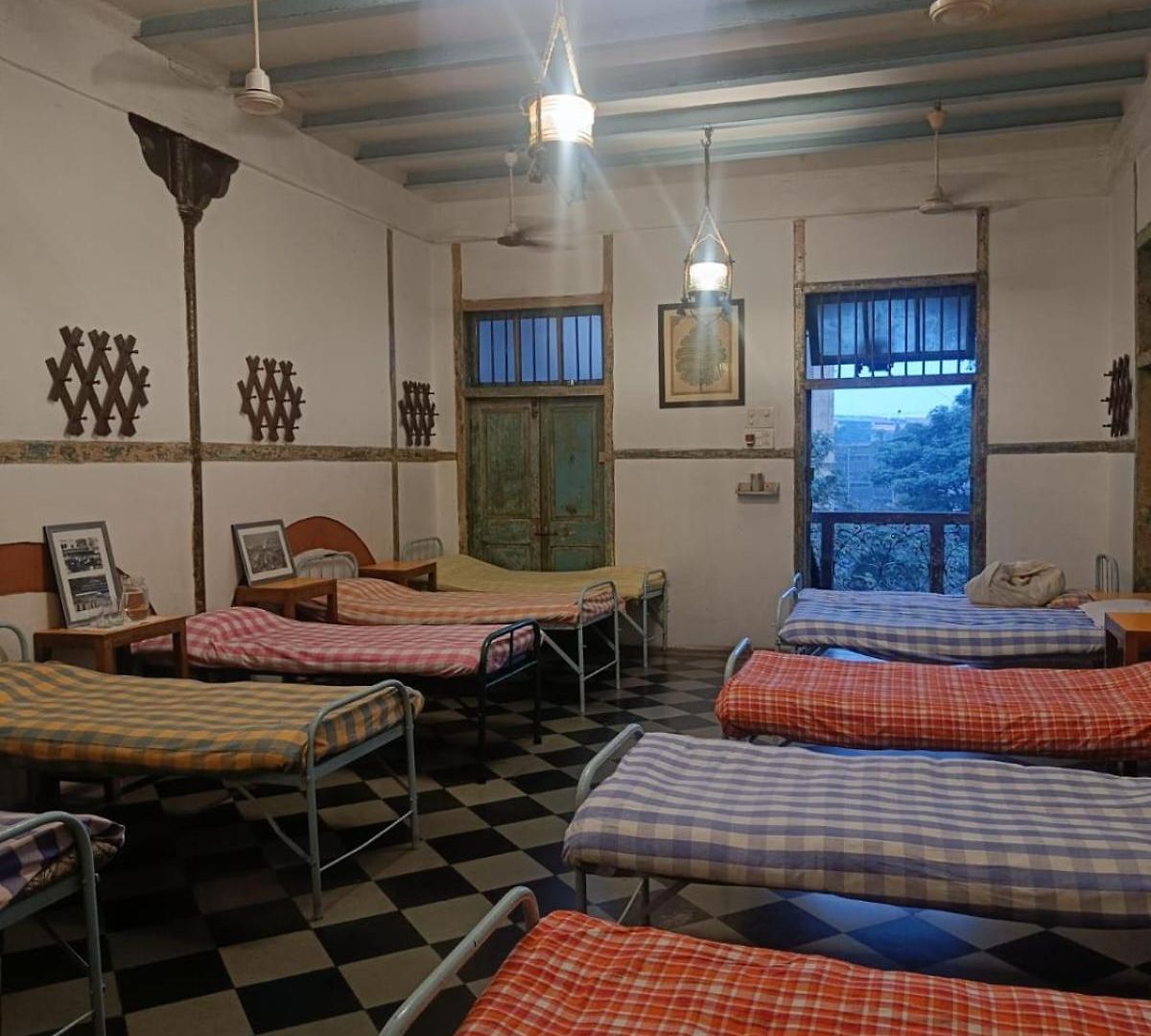 Hostel Vasantashram Cst Mumbai, Free Wifi With 1940s Retro Vibe