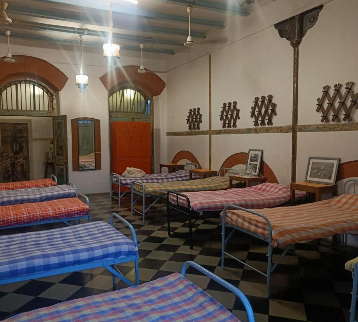 Vasantashram Cst Mumbai, Free Wifi With 1940s Retro Vibe *