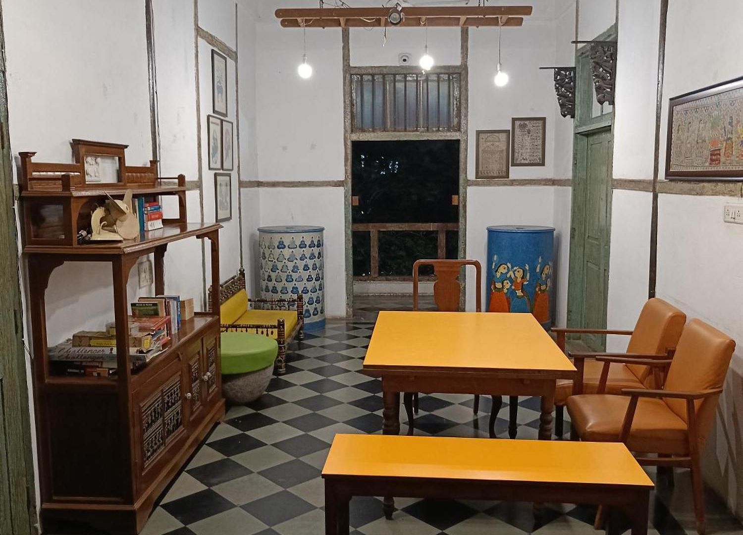 Hostel Vasantashram Cst Mumbai, Free Wifi With 1940s Retro Vibe
