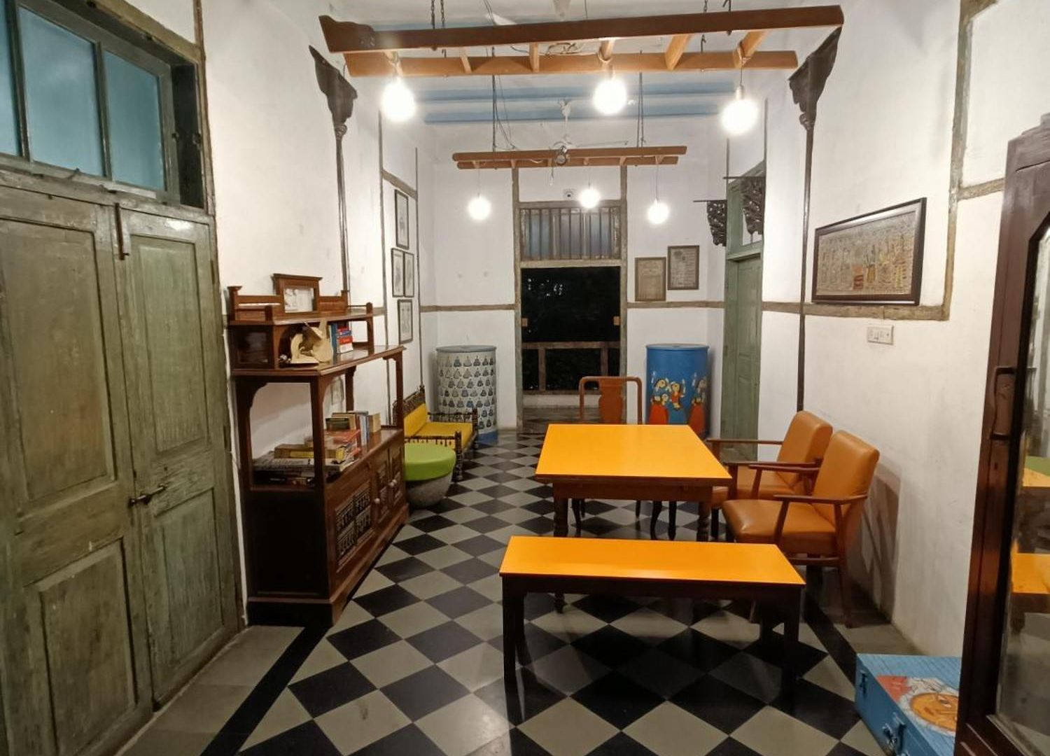Vasantashram Cst Mumbai, Free Wifi With 1940s Retro Vibe Hostel