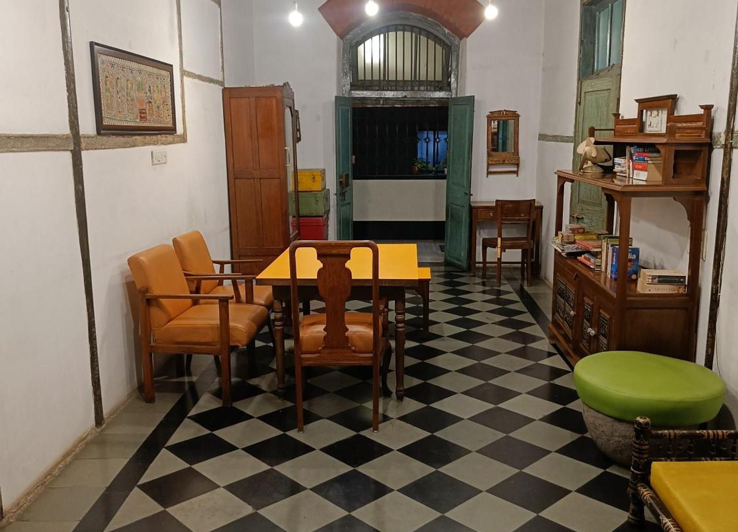 Vasantashram Cst Mumbai, Free Wifi With 1940s Retro Vibe *