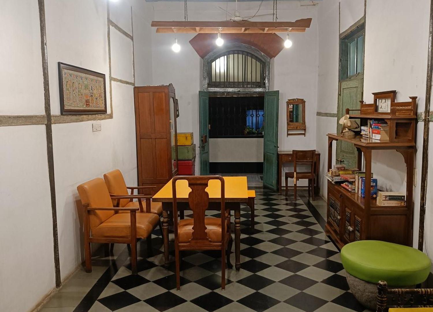 Vasantashram Cst Mumbai, Free Wifi With 1940s Retro Vibe Hostel *