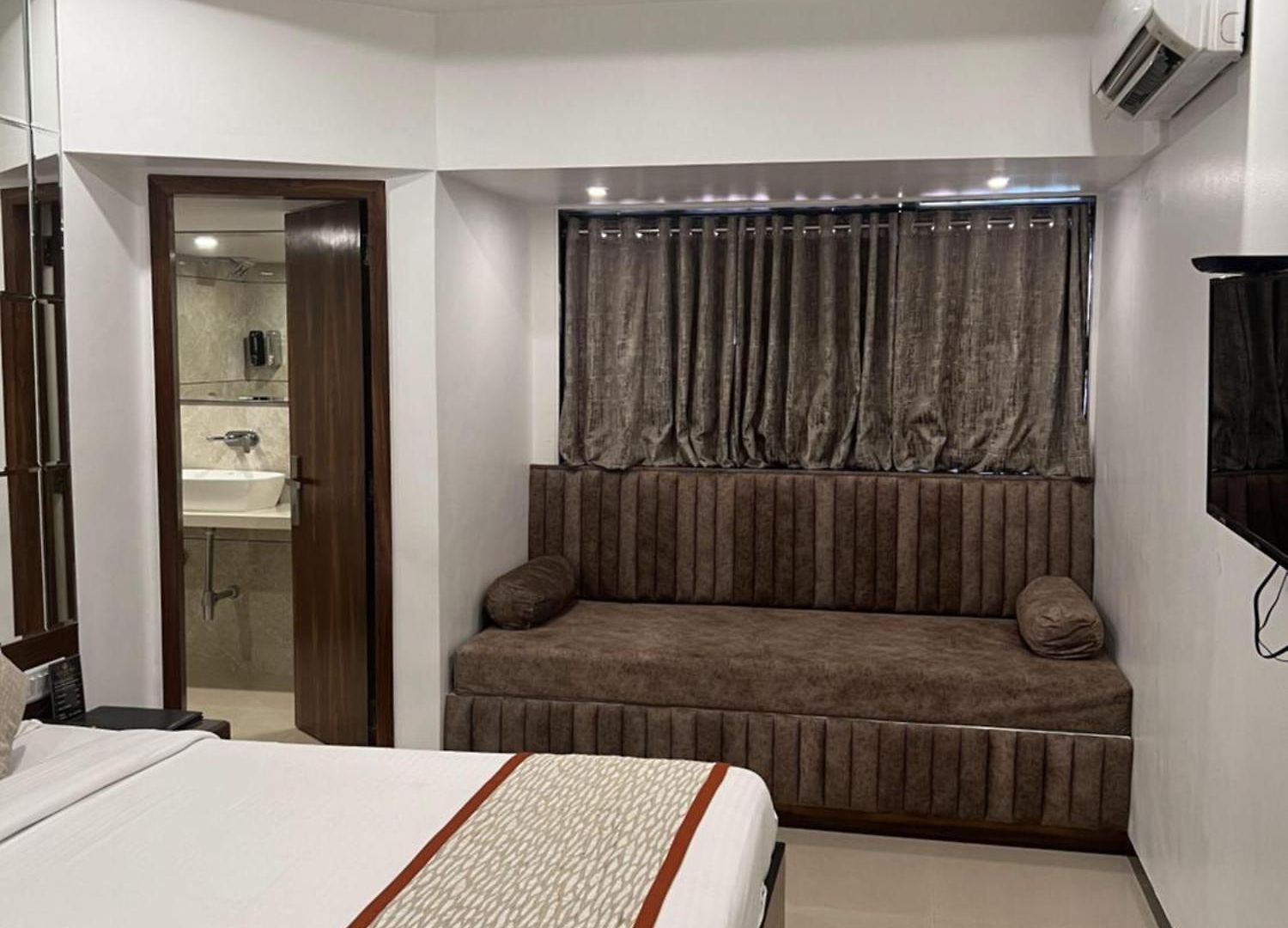 Supreme - Cuffe Parade