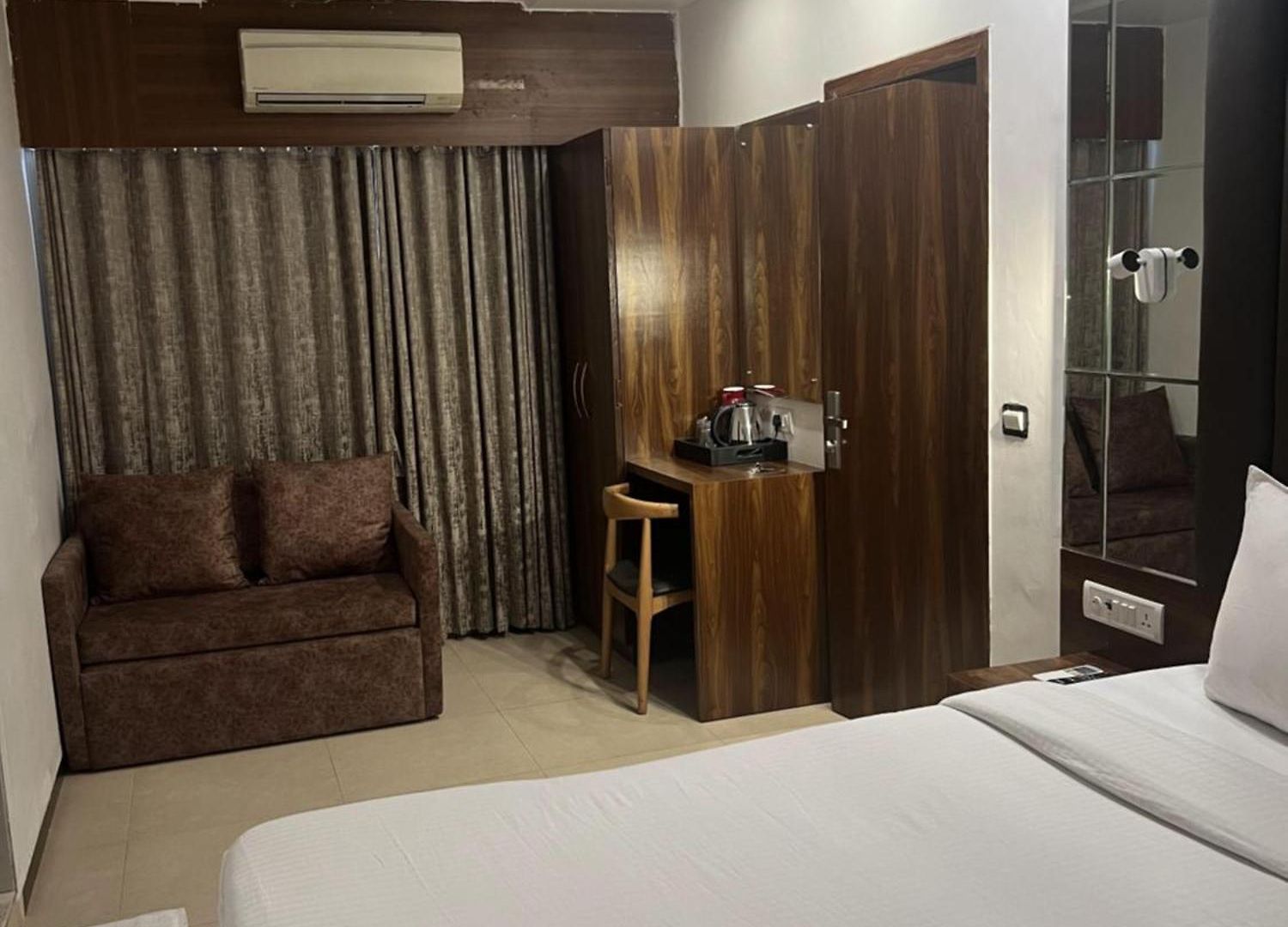 Supreme - Cuffe Parade 3*