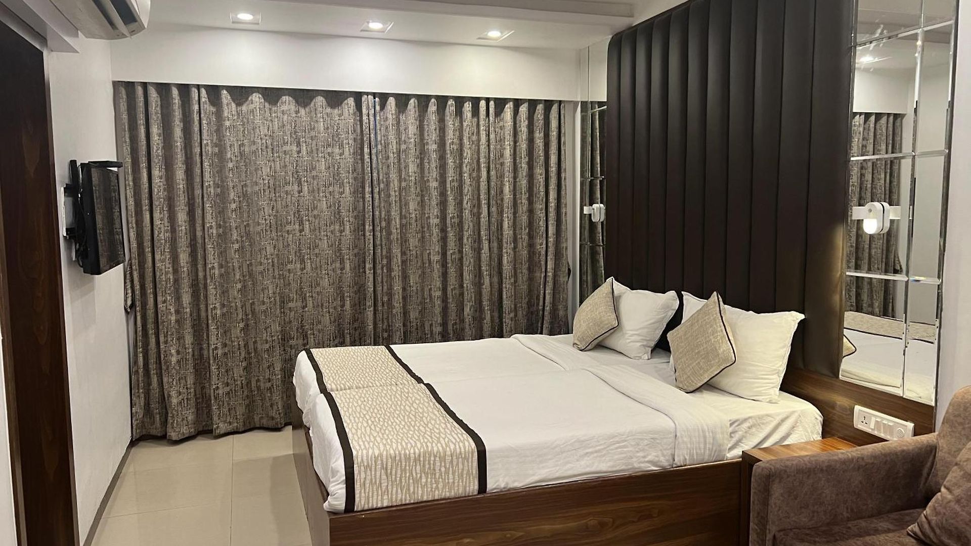 Supreme - Cuffe Parade Hotel 3*