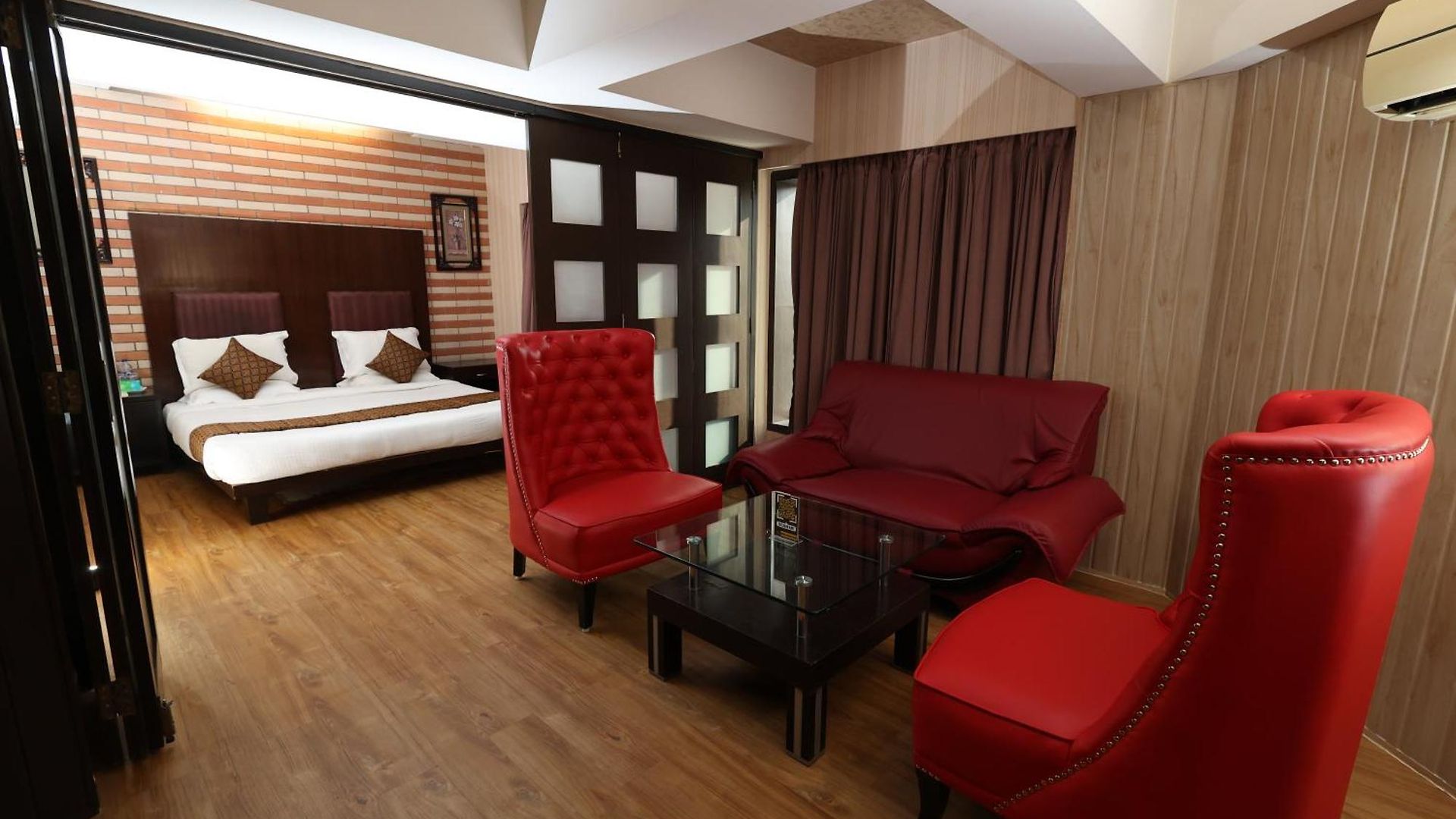 Quaint & Banquet Hotel
