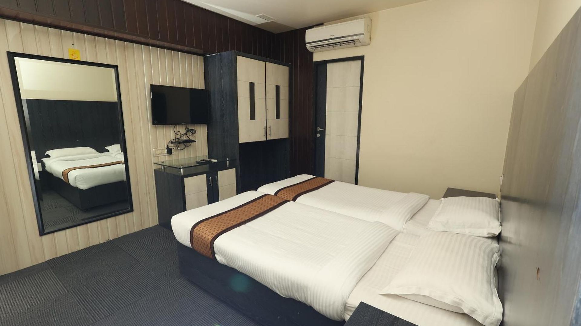 Quaint & Banquet Hotel 2*