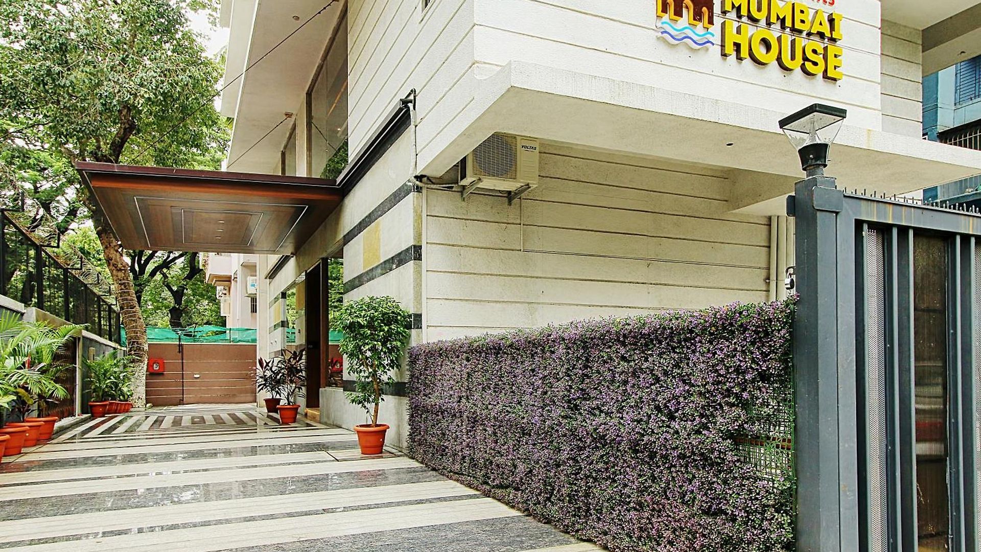 Apartment House Luxury Apartments, Santacruz East Mumbai