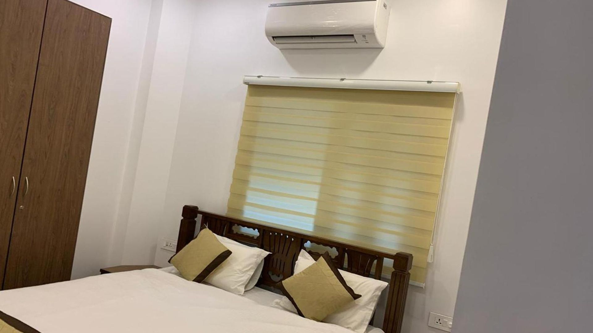 Hotel Carlton - Behind Taj Mahal Palace Colaba