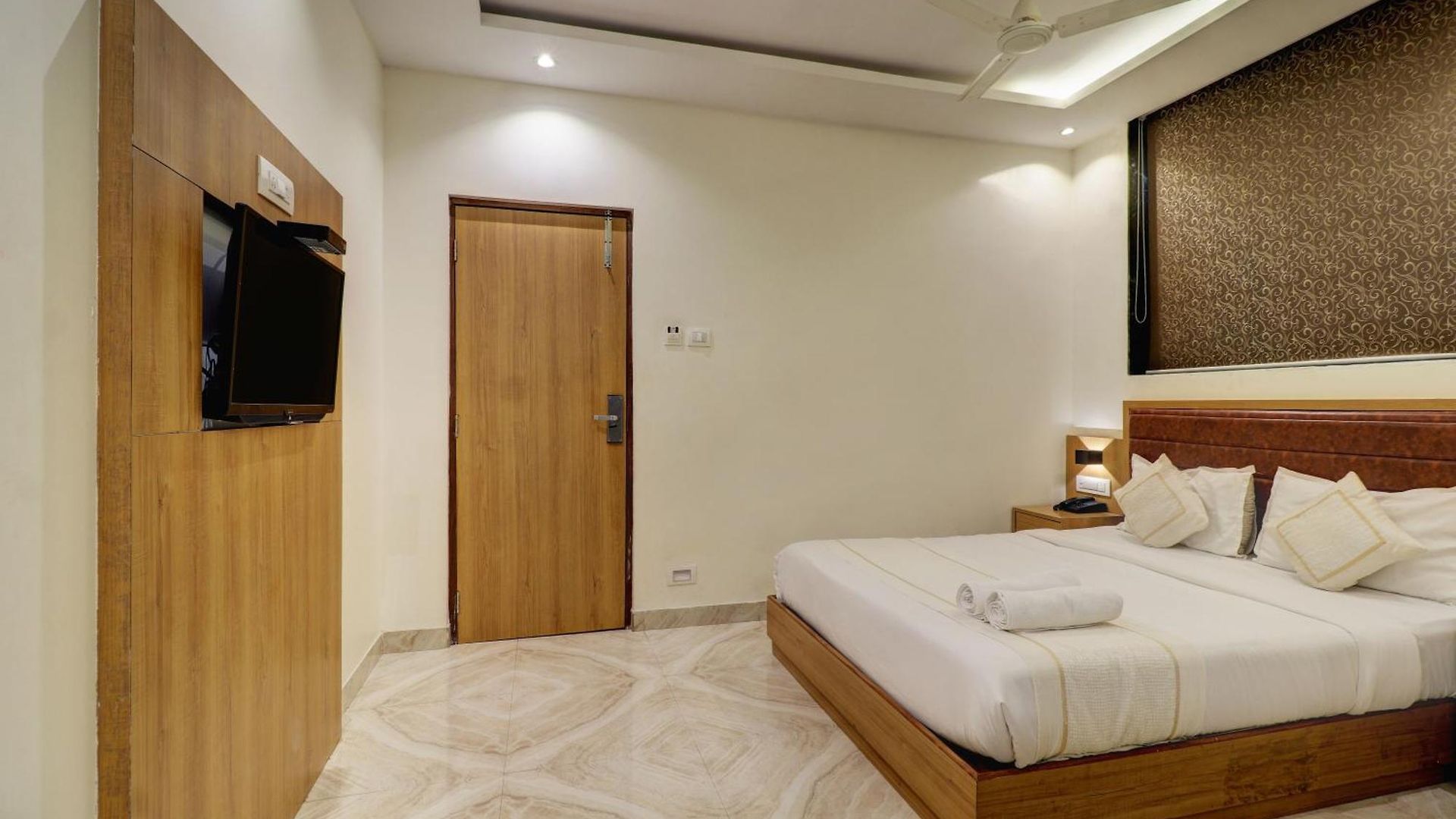 A K Hotel 3*