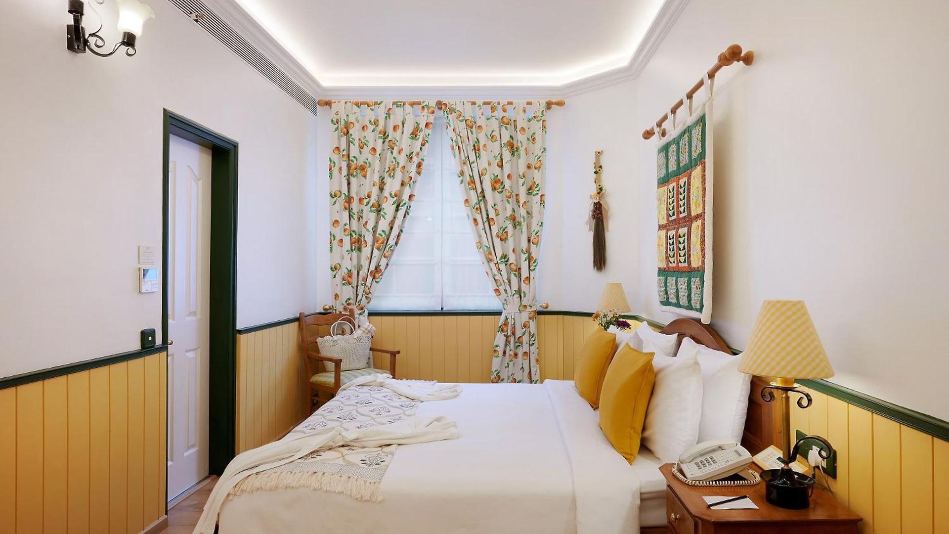 Hotel The Gordon House - Near Gateway Of India