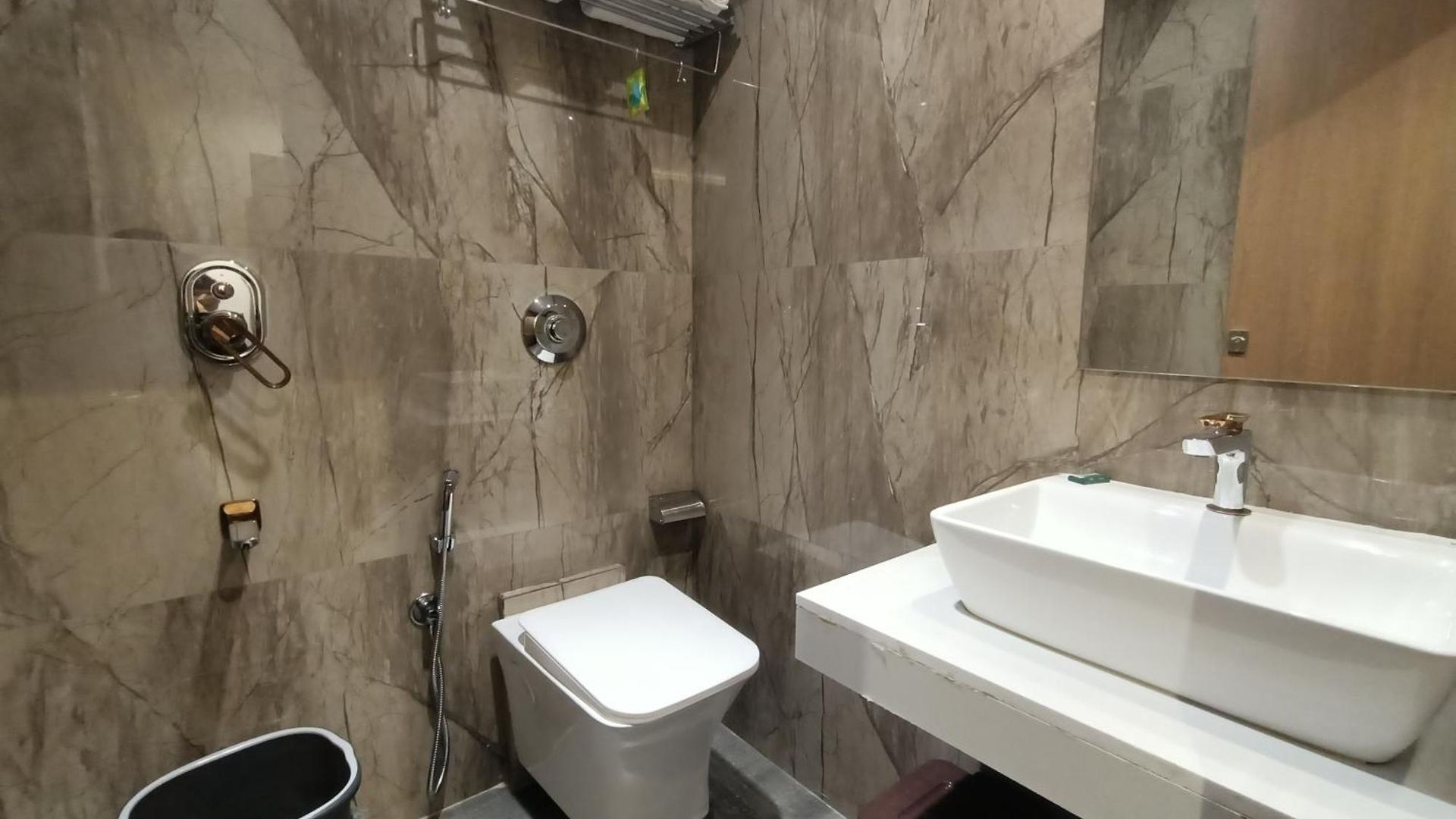 Hotel Beverly Palace Santacruz - Near Bkc - Airport T1