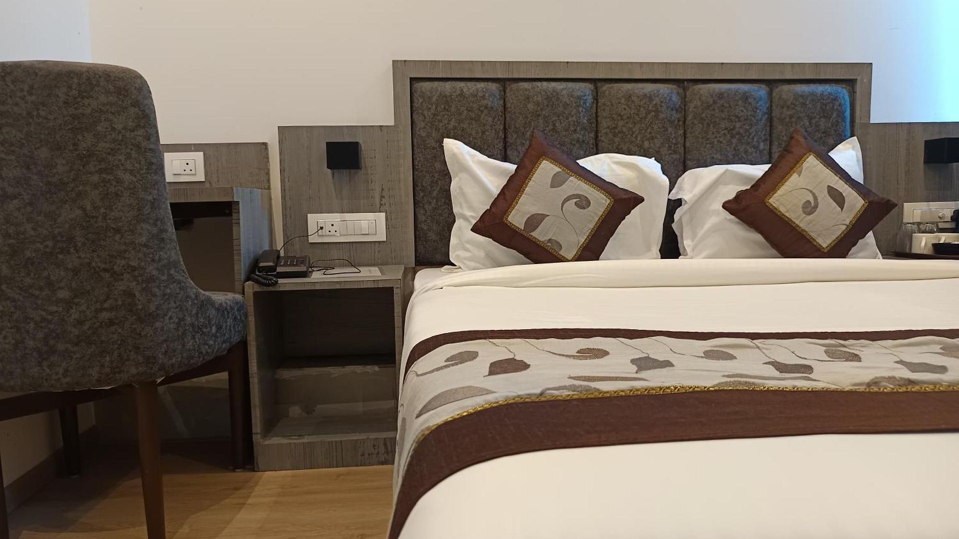 Beverly Palace Santacruz - Near Bkc - Airport T1 Hotel