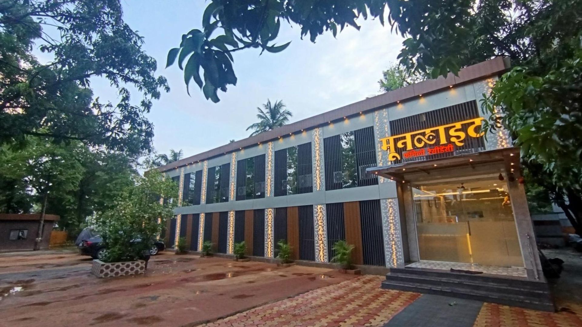 Moon Lite Residency - Marve Road Malad West - Premium Couple Friendly Hotel