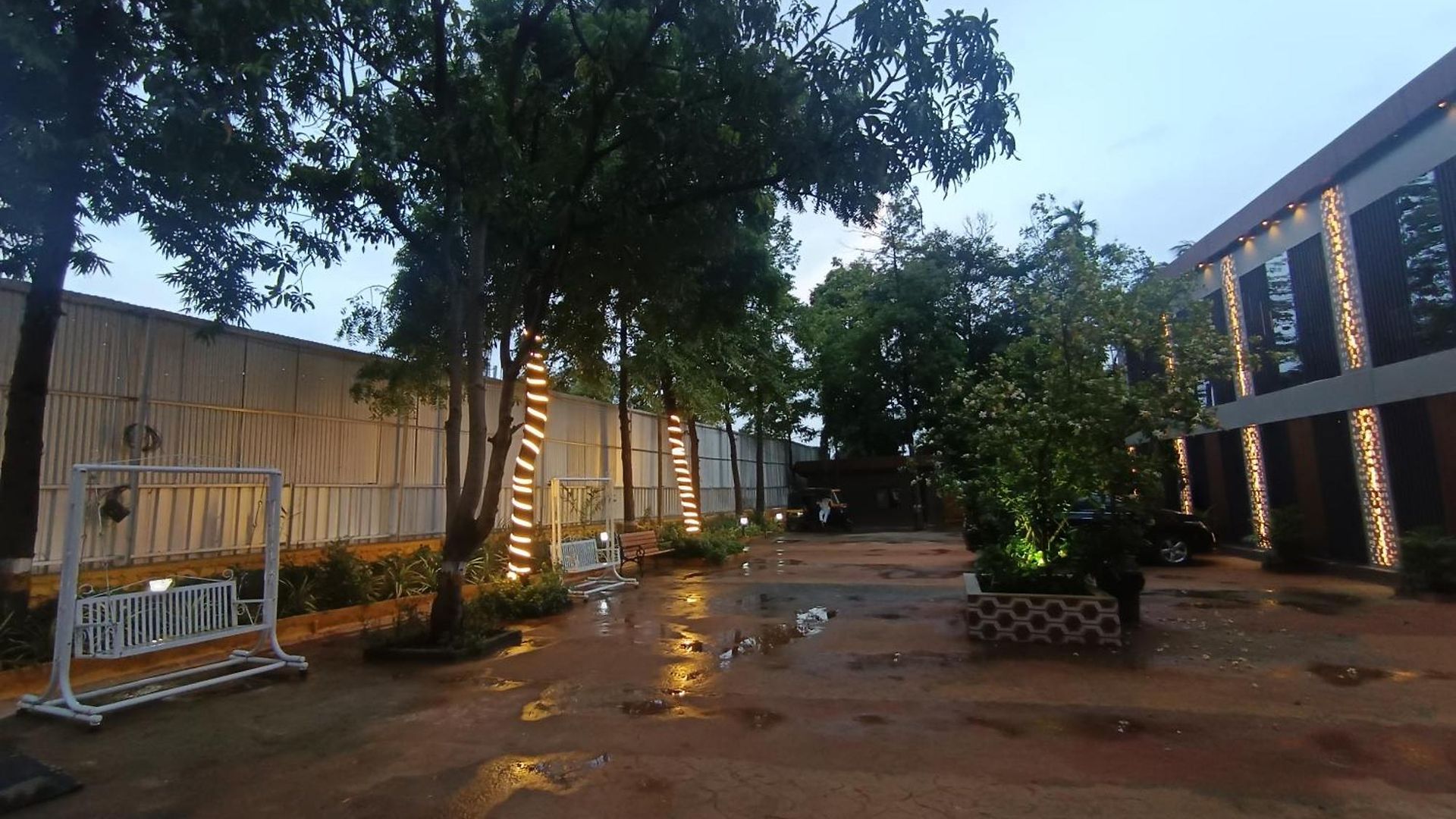 Moon Lite Residency - Marve Road Malad West - Premium Couple Friendly Hotel
