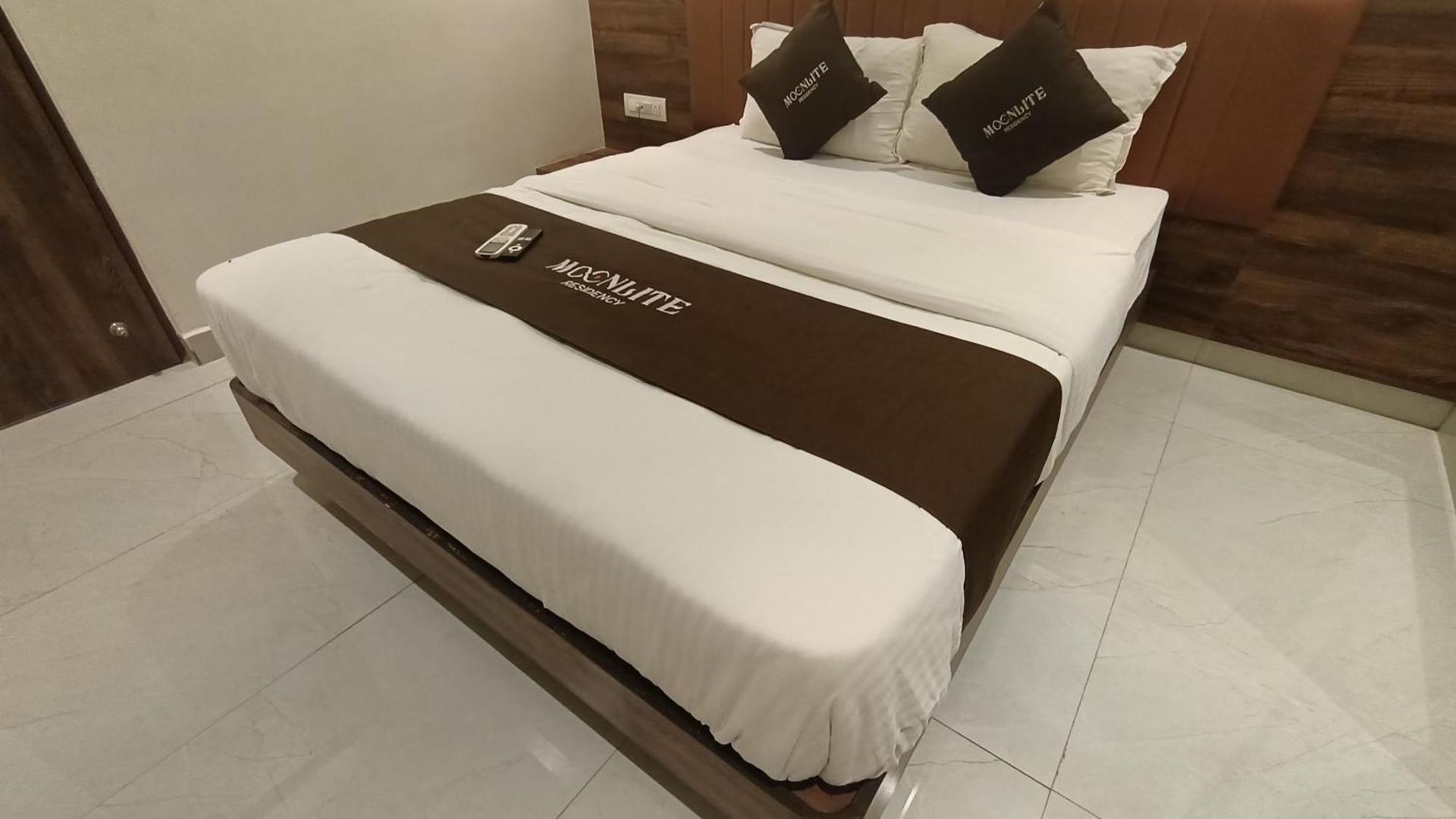 Moon Lite Residency - Marve Road Malad West - Premium Couple Friendly Hotel
