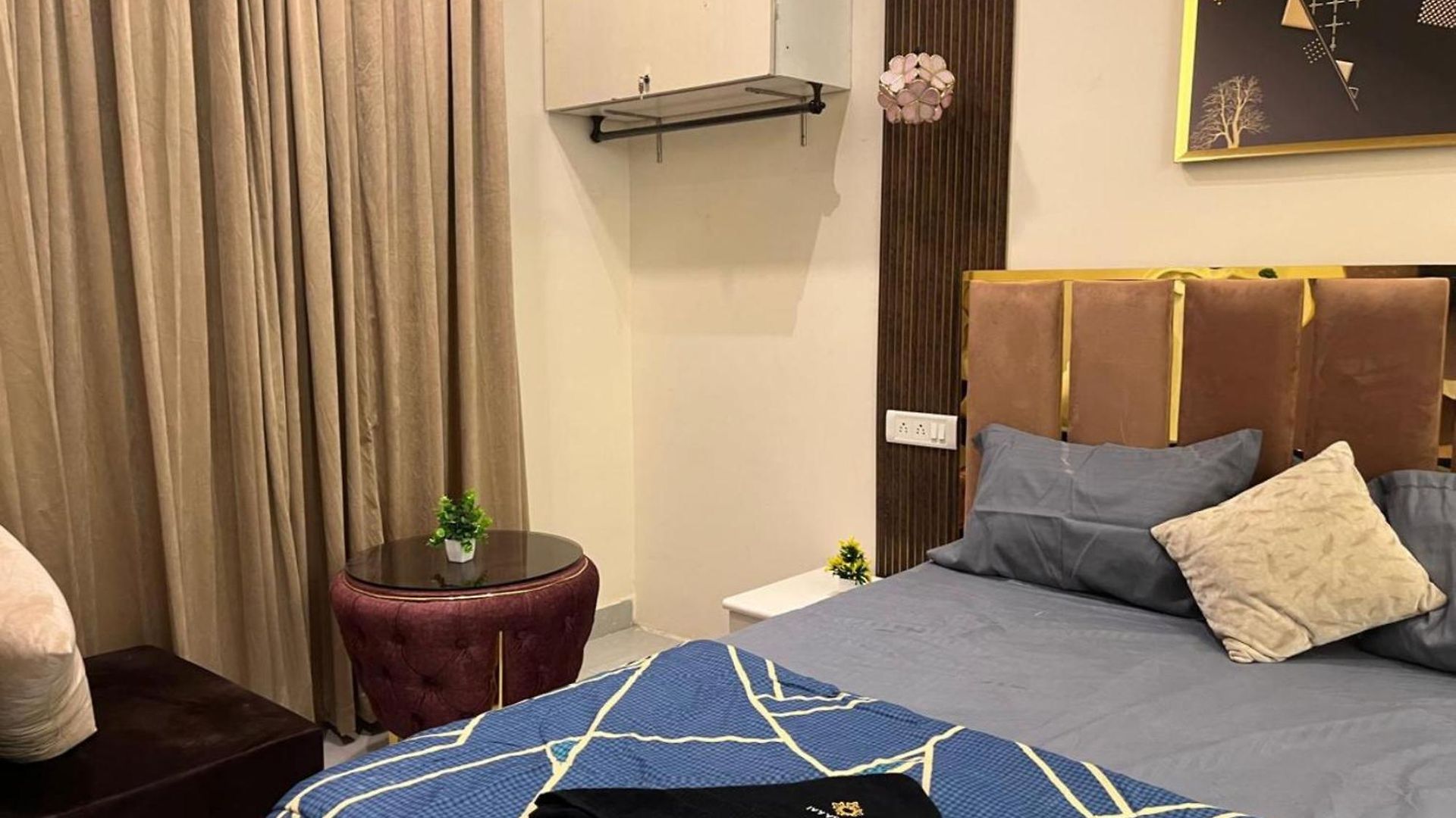 Ivy Splendour Private B, Oshiwara
