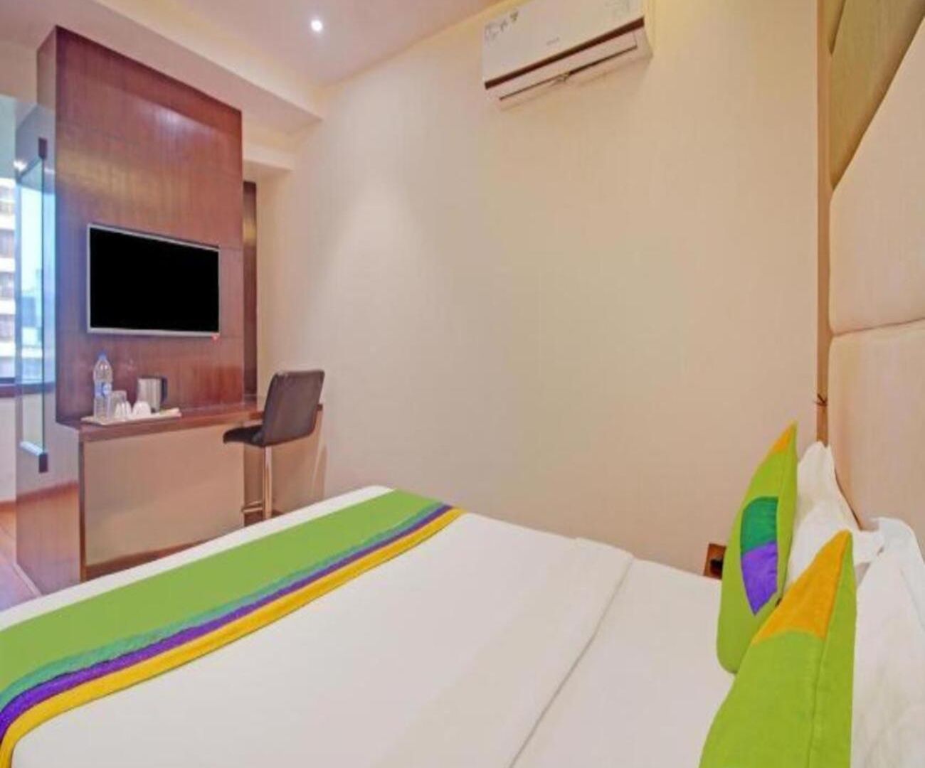 Glitz The Pacific - Nr Solitaire Corporate Park Guest house Mumbai