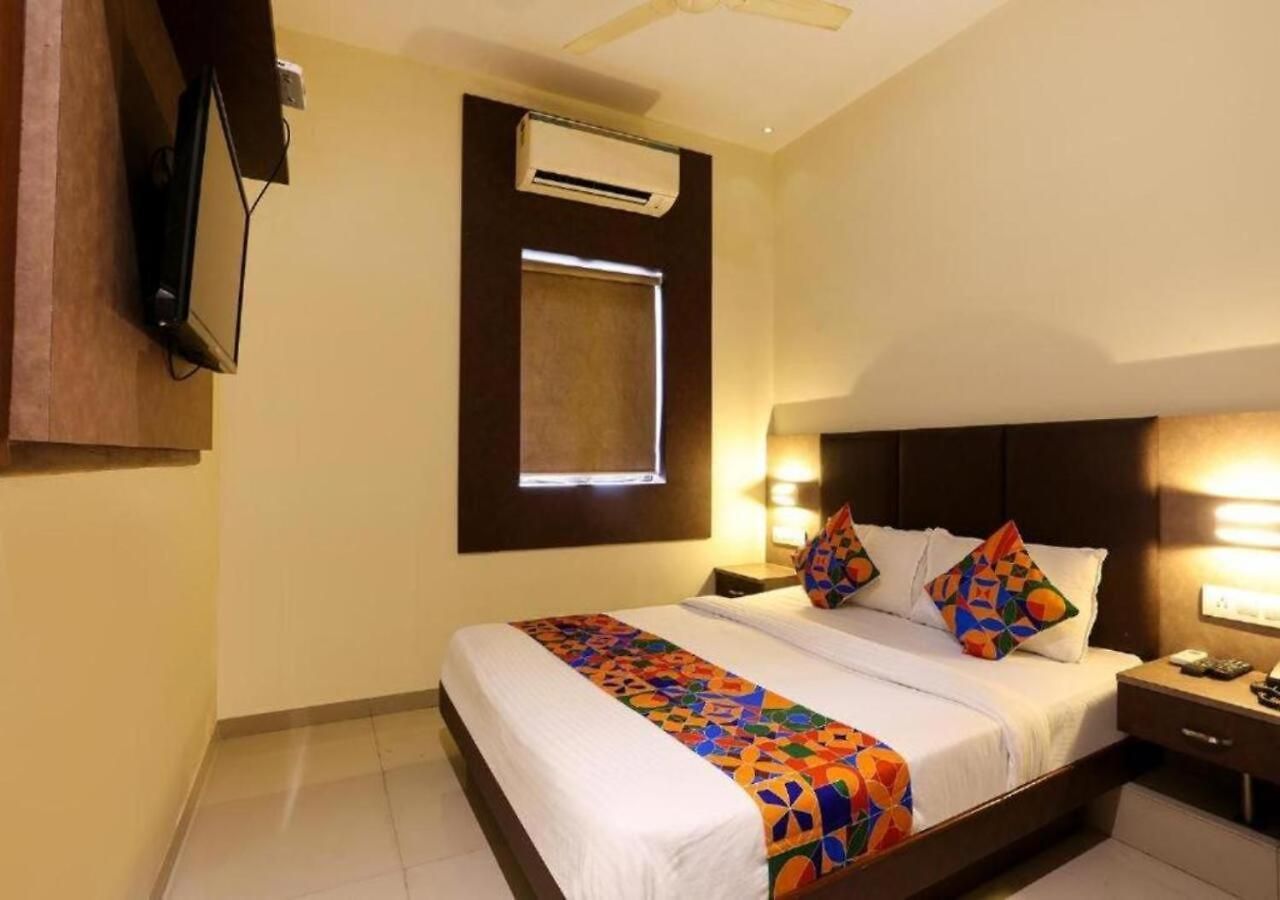 Glitz West - Nr International Airport T2 Guest house