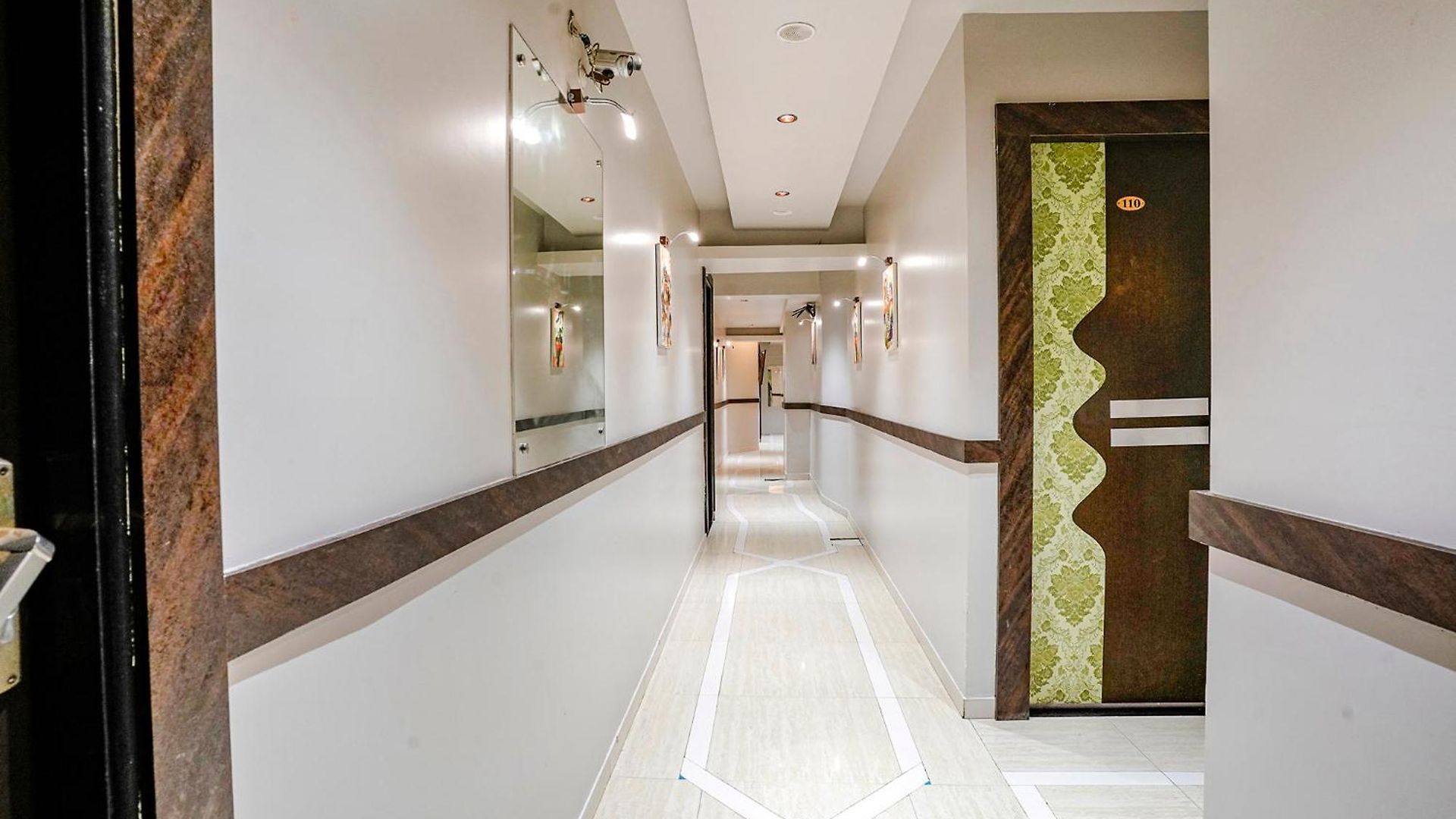 Fabhotel Amber Crop