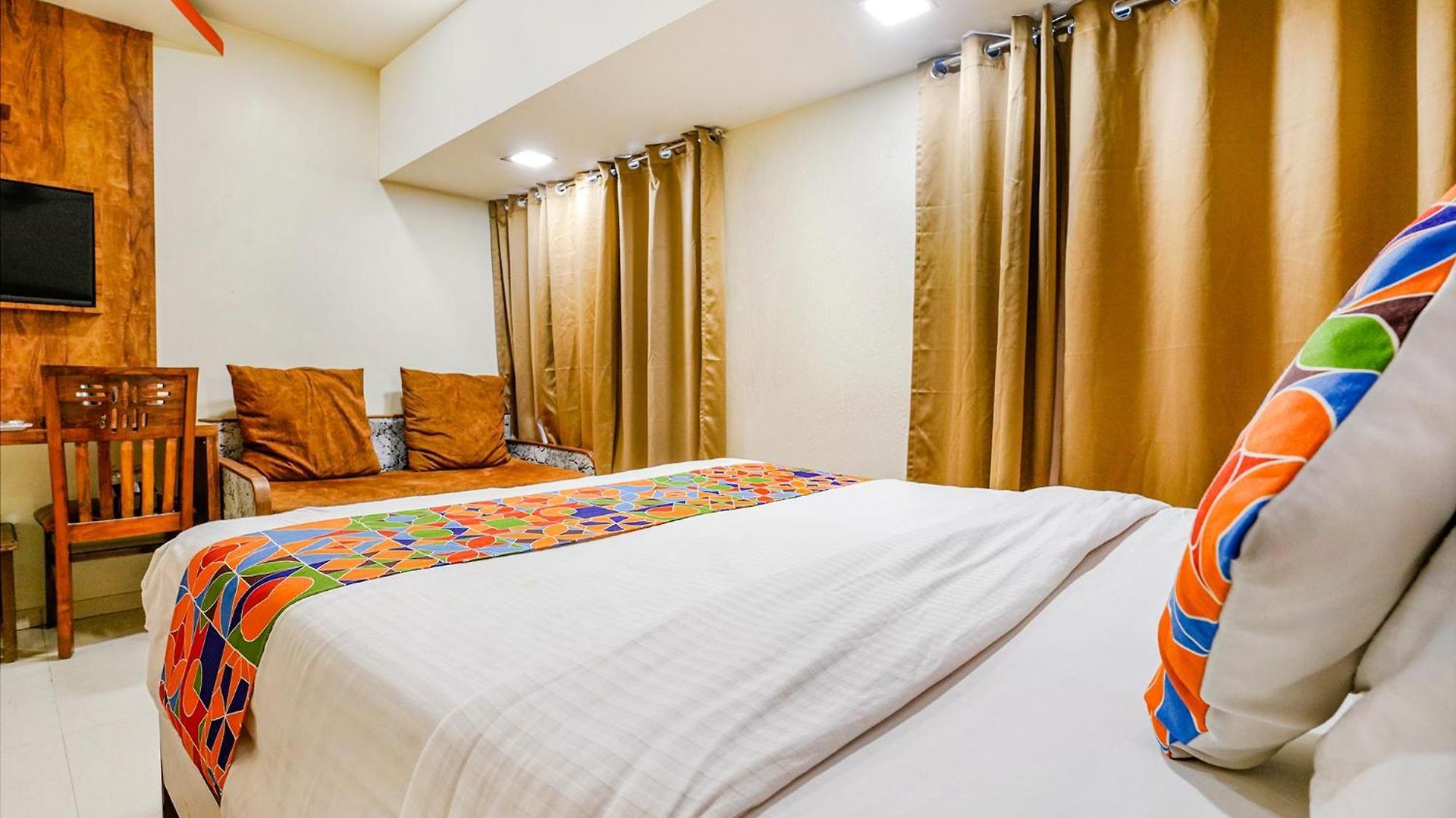 Fabhotel Amber Crop Hotel