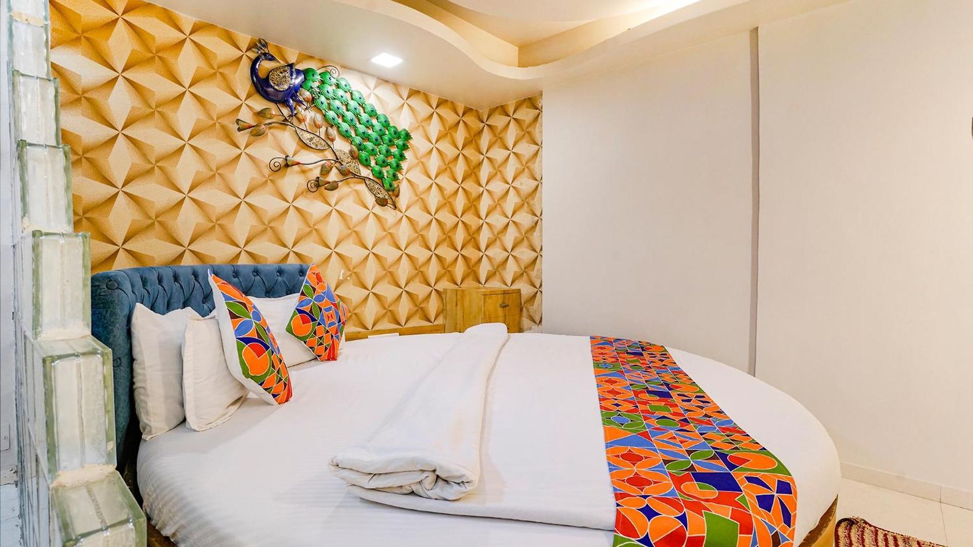 Fabhotel Amber Crop 3*