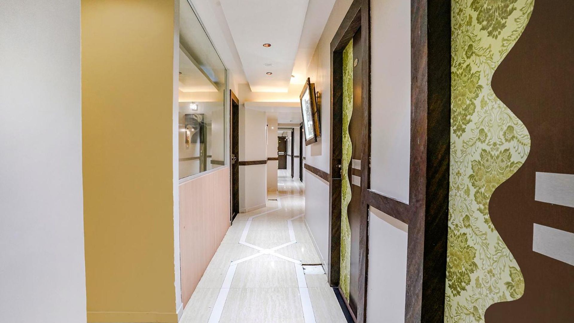 Hotel Fabhotel Amber Crop 3*