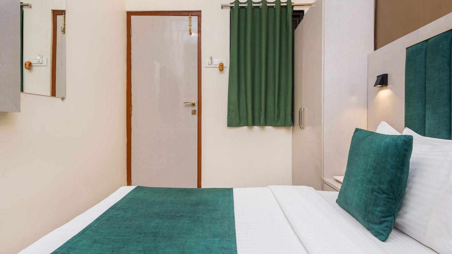 Hotel Priceless Exhibition Centre Goregaon West 2*