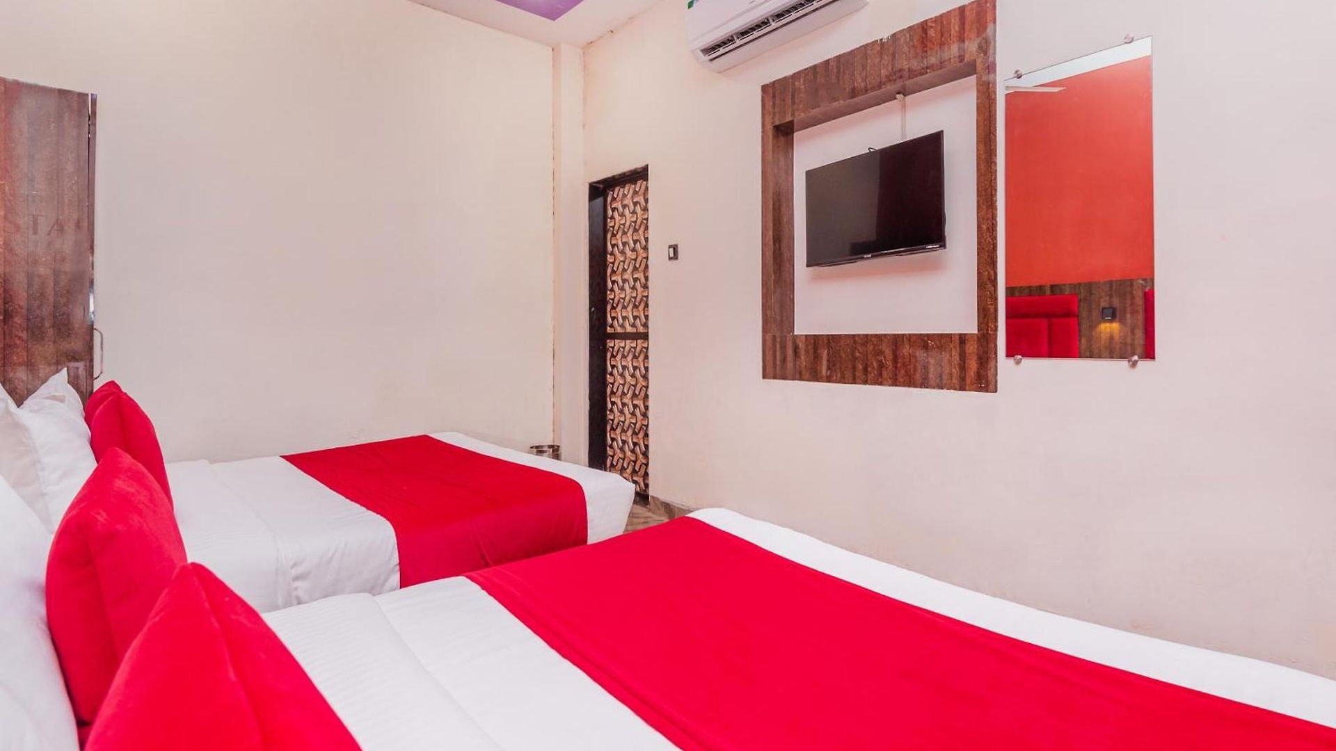 Priceless Exhibition Centre Goregaon West 2*