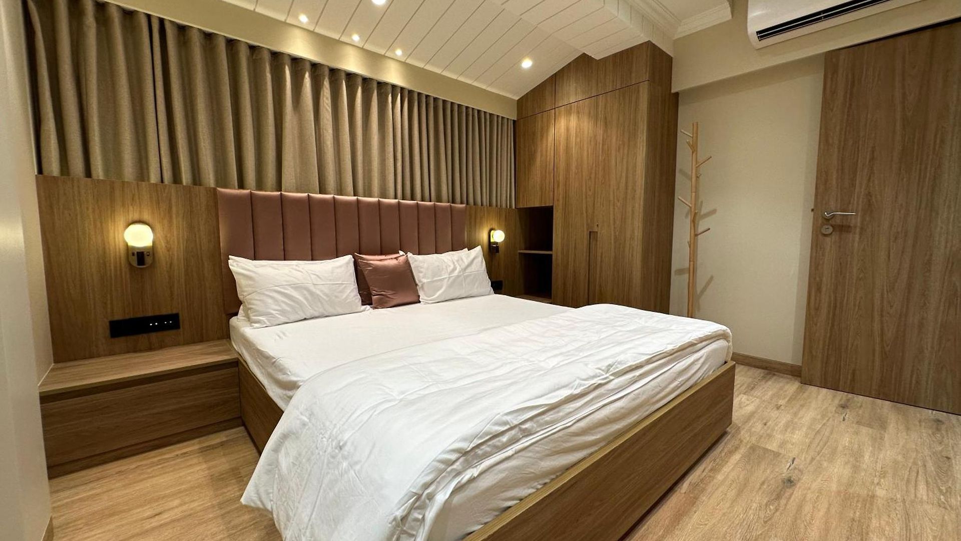 Rudraya Homes - Cozy Premium Serviced Khar - Next To Bandra Apartment