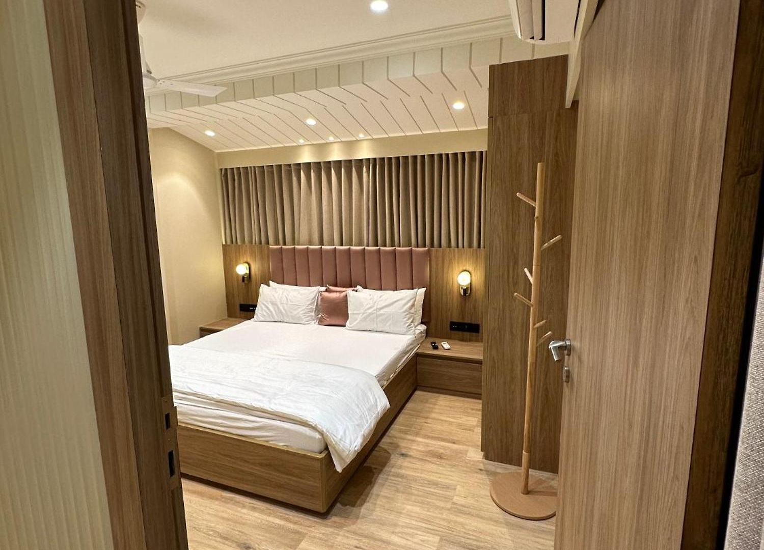 Rudraya Homes - Cozy Premium Serviced Khar - Next To Bandra Apartment *