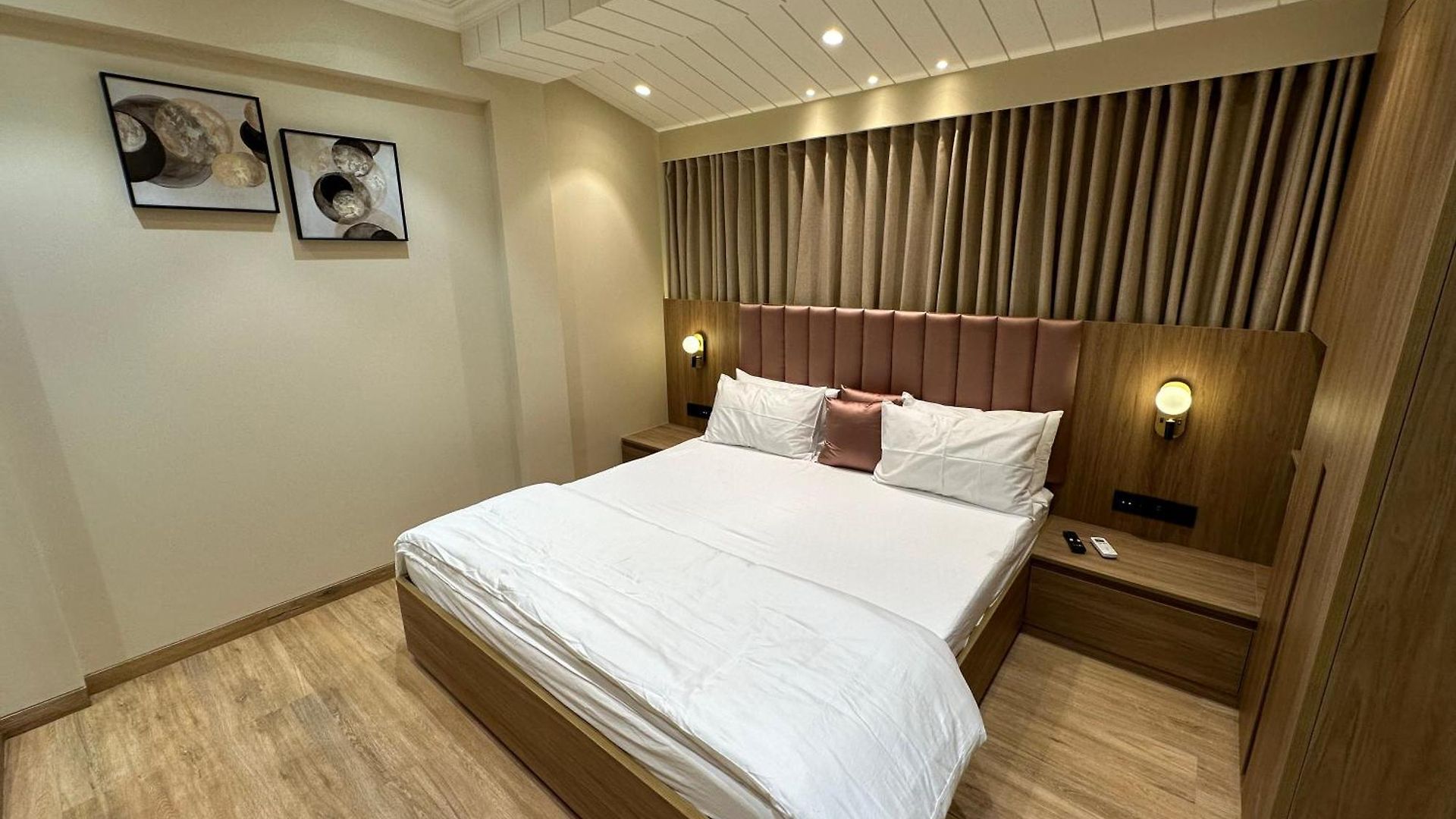 Rudraya Homes - Cozy Premium Serviced Khar - Next To Bandra Mumbai