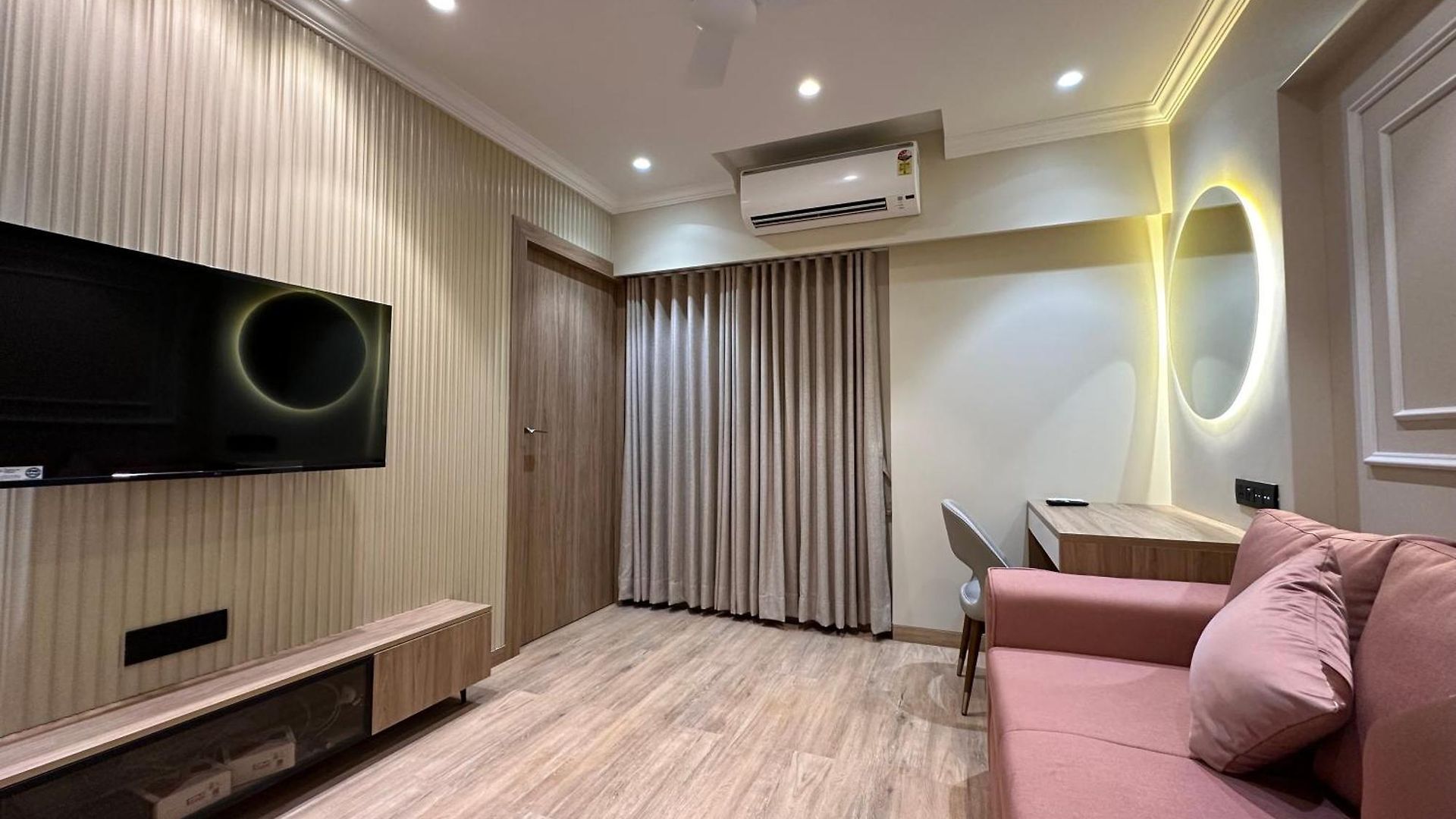 Rudraya Homes - Cozy Premium Serviced Khar - Next To Bandra