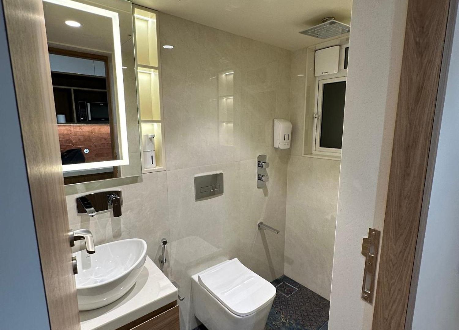 Rudraya Homes - Cozy Premium Serviced Khar - Next To Bandra *