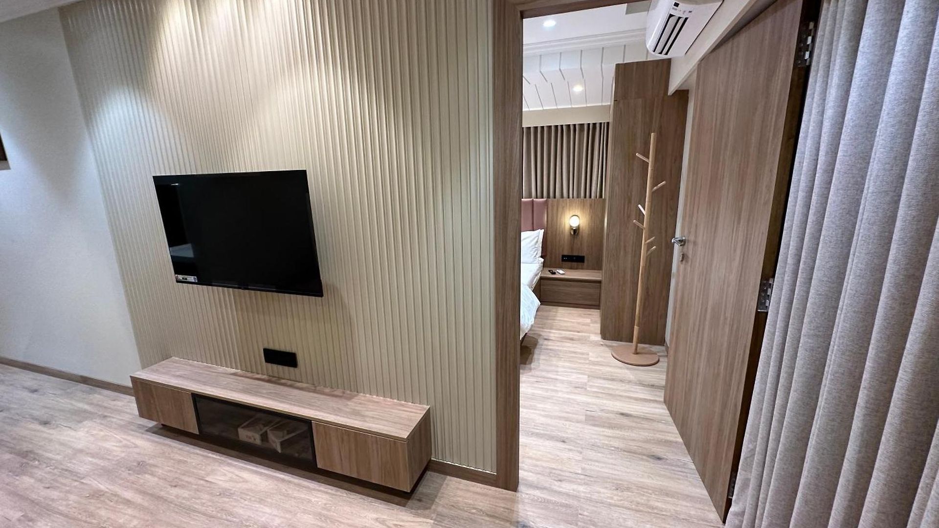Rudraya Homes - Cozy Premium Serviced Khar - Next To Bandra Apartment *
