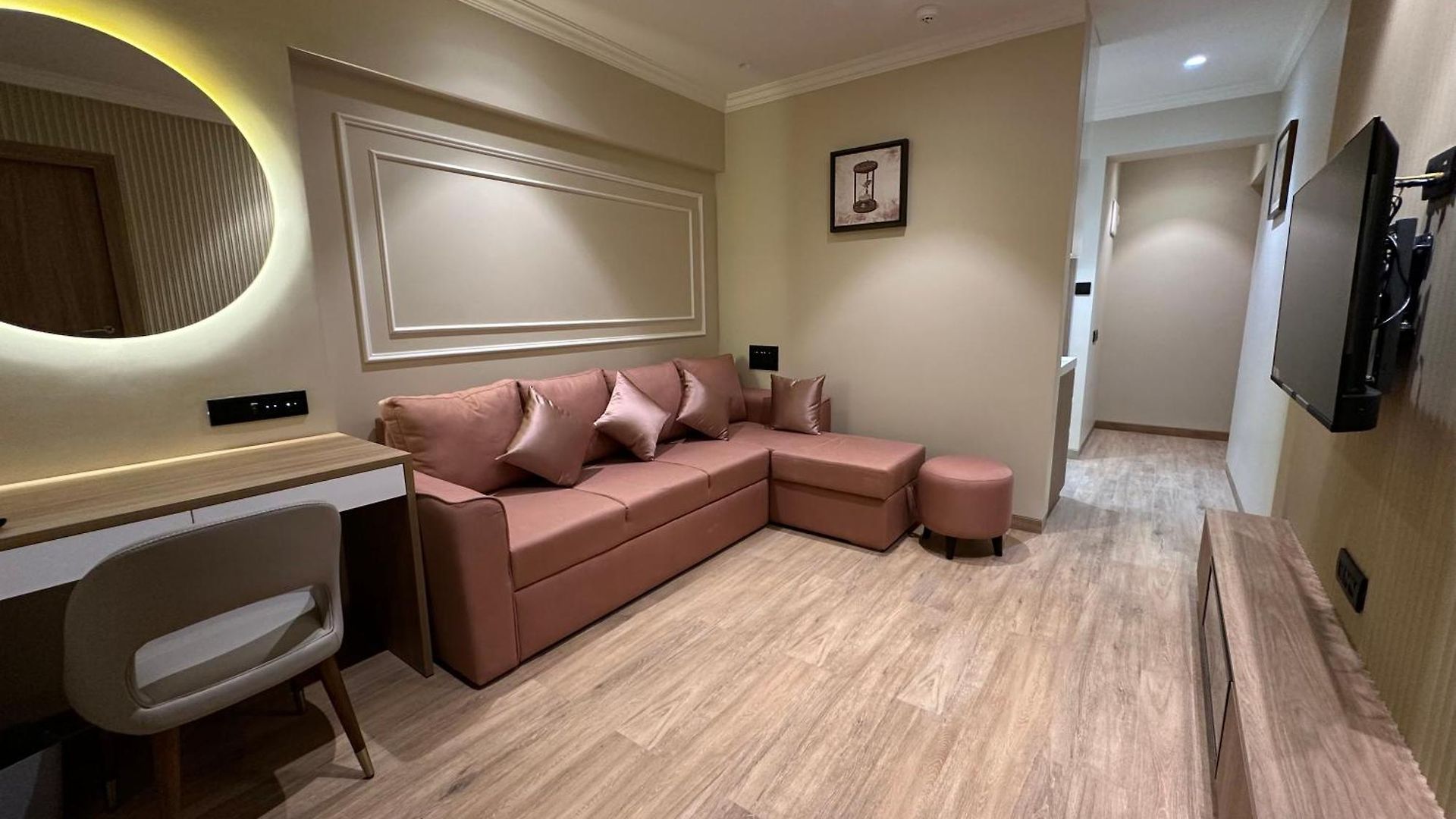 Rudraya Homes - Cozy Premium Serviced Khar - Next To Bandra Apartment Mumbai