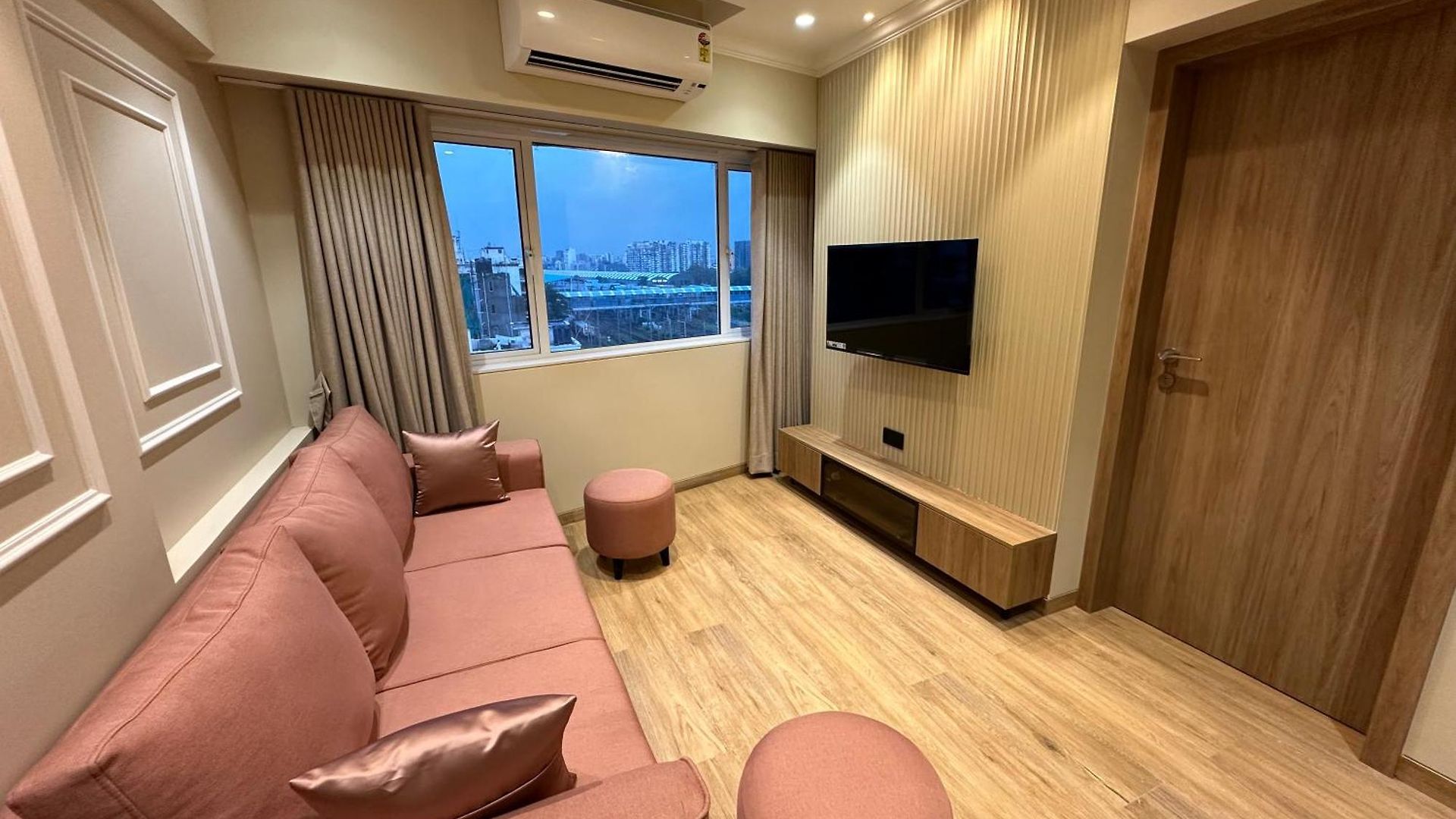 Rudraya Homes - Cozy Premium Serviced Khar - Next To Bandra
