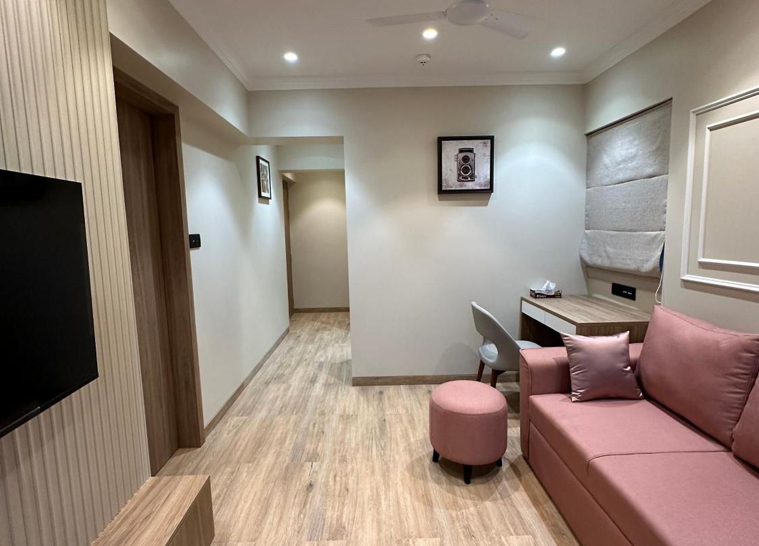 Rudraya Homes - Cozy Premium Serviced Khar - Next To Bandra Apartment *