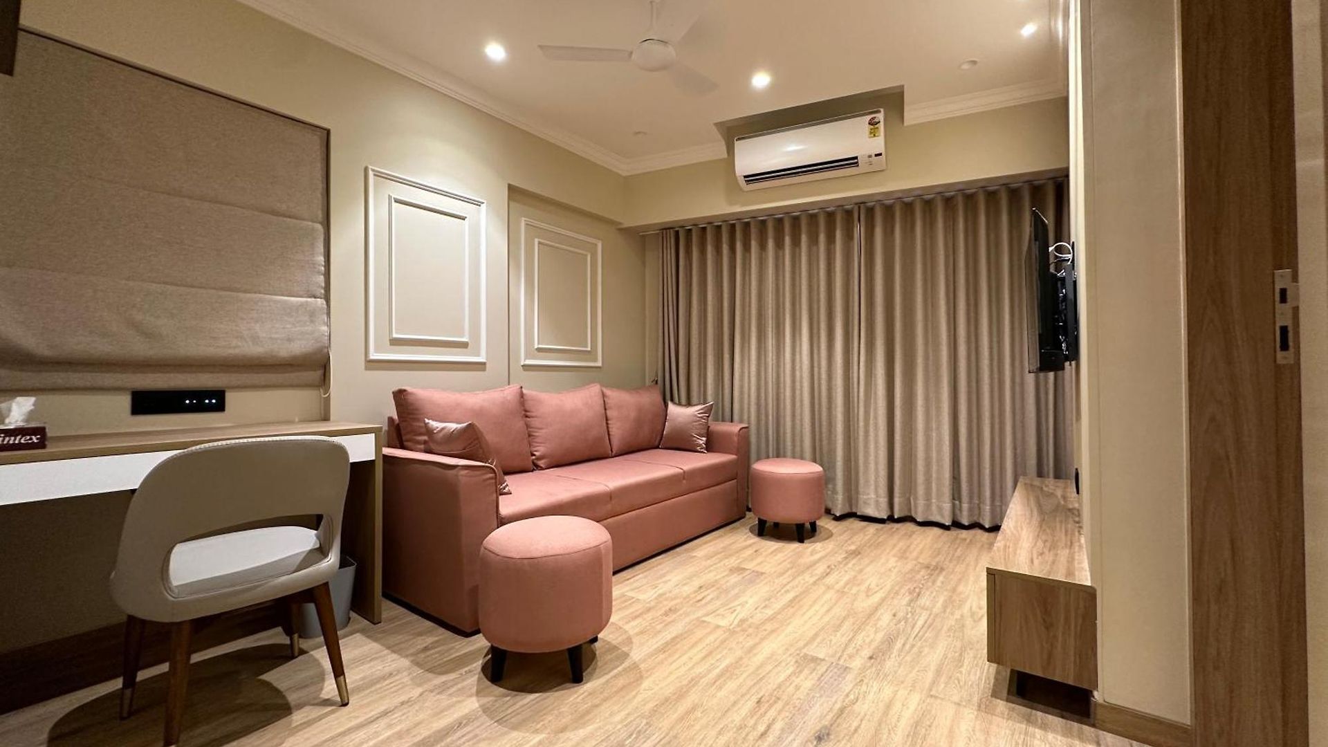 Rudraya Homes - Cozy Premium Serviced Khar - Next To Bandra Mumbai