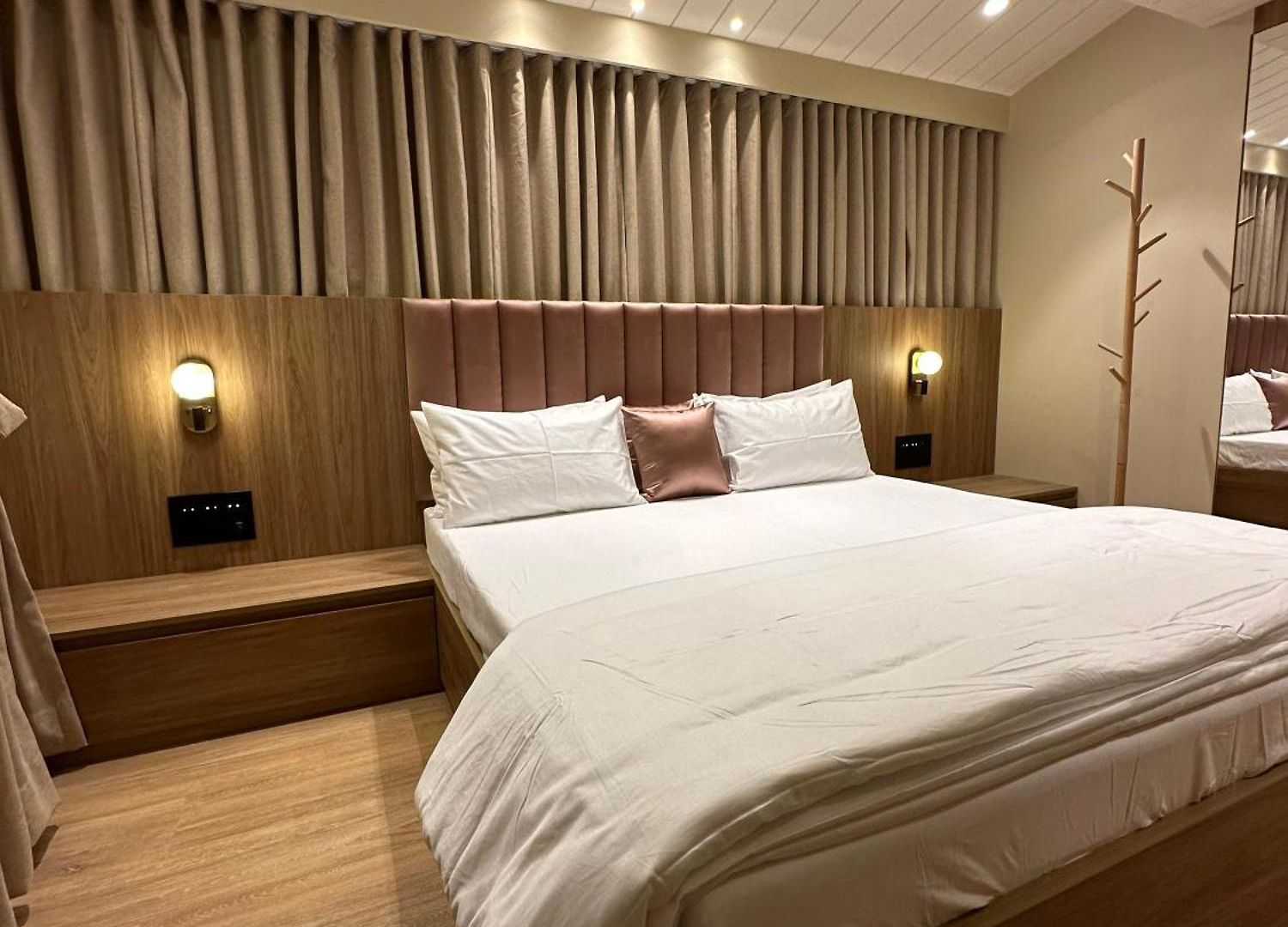 Rudraya Homes - Cozy Premium Serviced Khar - Next To Bandra Apartment *