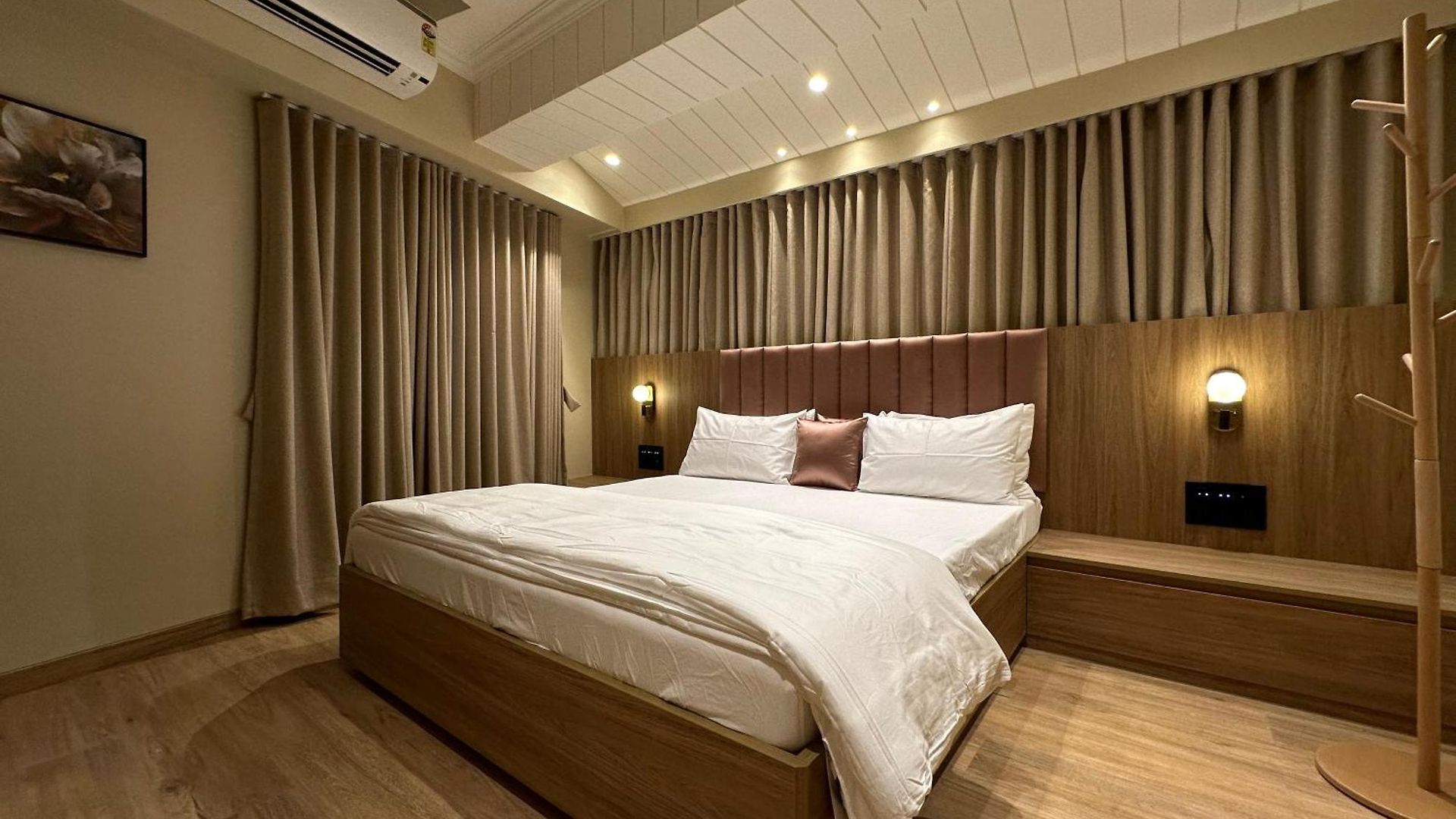 Rudraya Homes - Cozy Premium Serviced Khar - Next To Bandra Apartment Mumbai