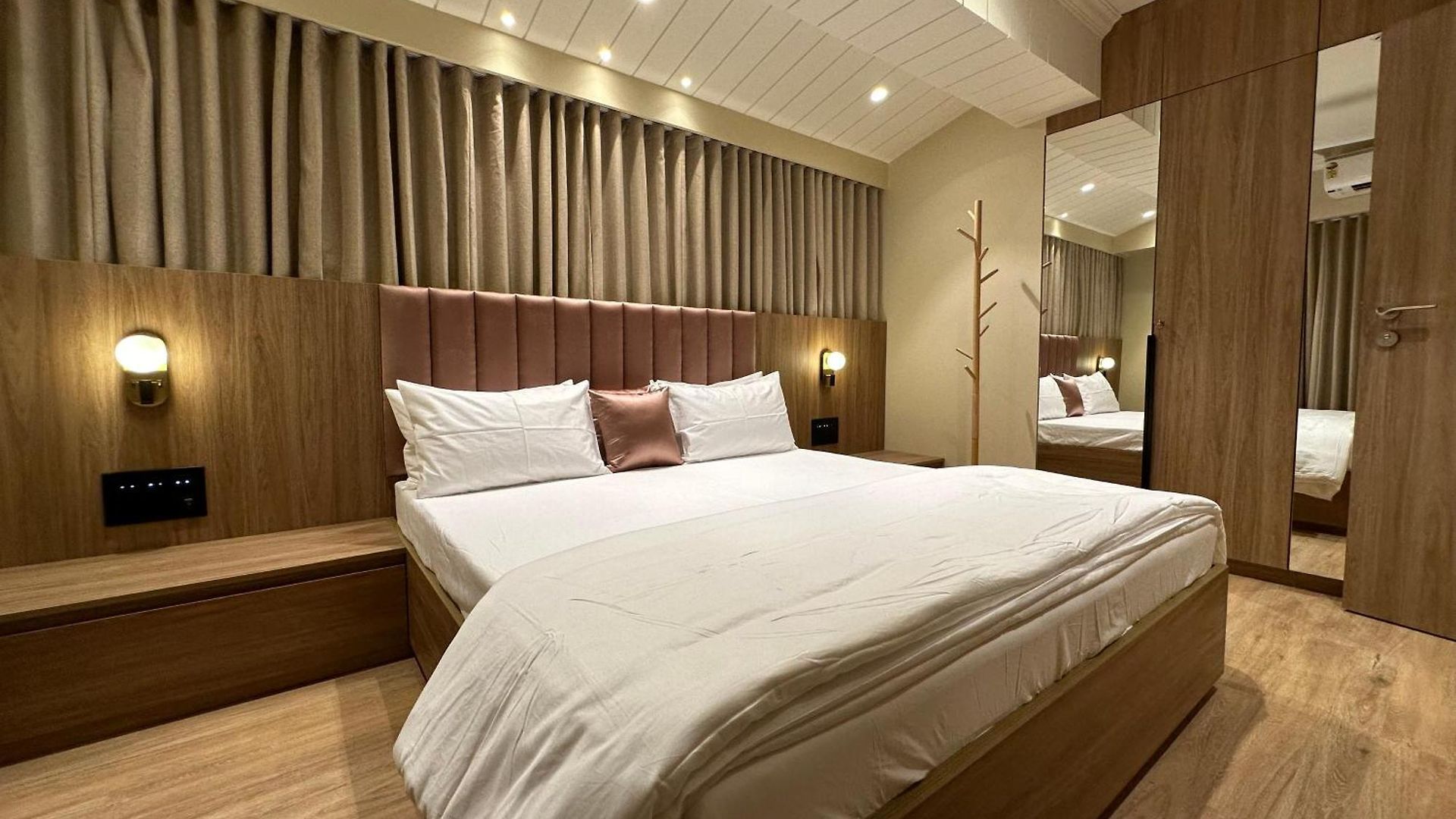 Rudraya Homes - Cozy Premium Serviced Khar - Next To Bandra Apartment