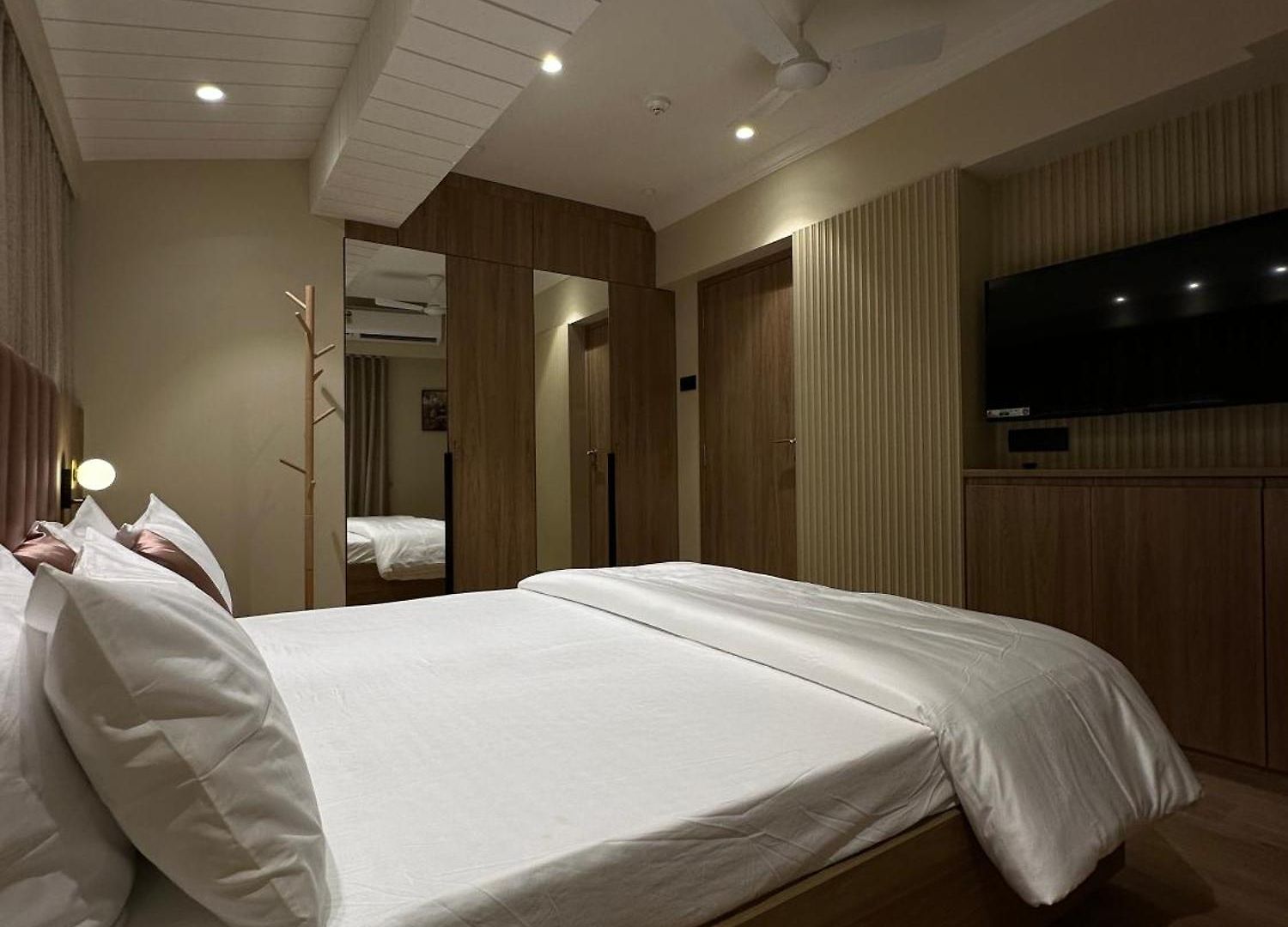 Rudraya Homes - Cozy Premium Serviced Khar - Next To Bandra Apartment *