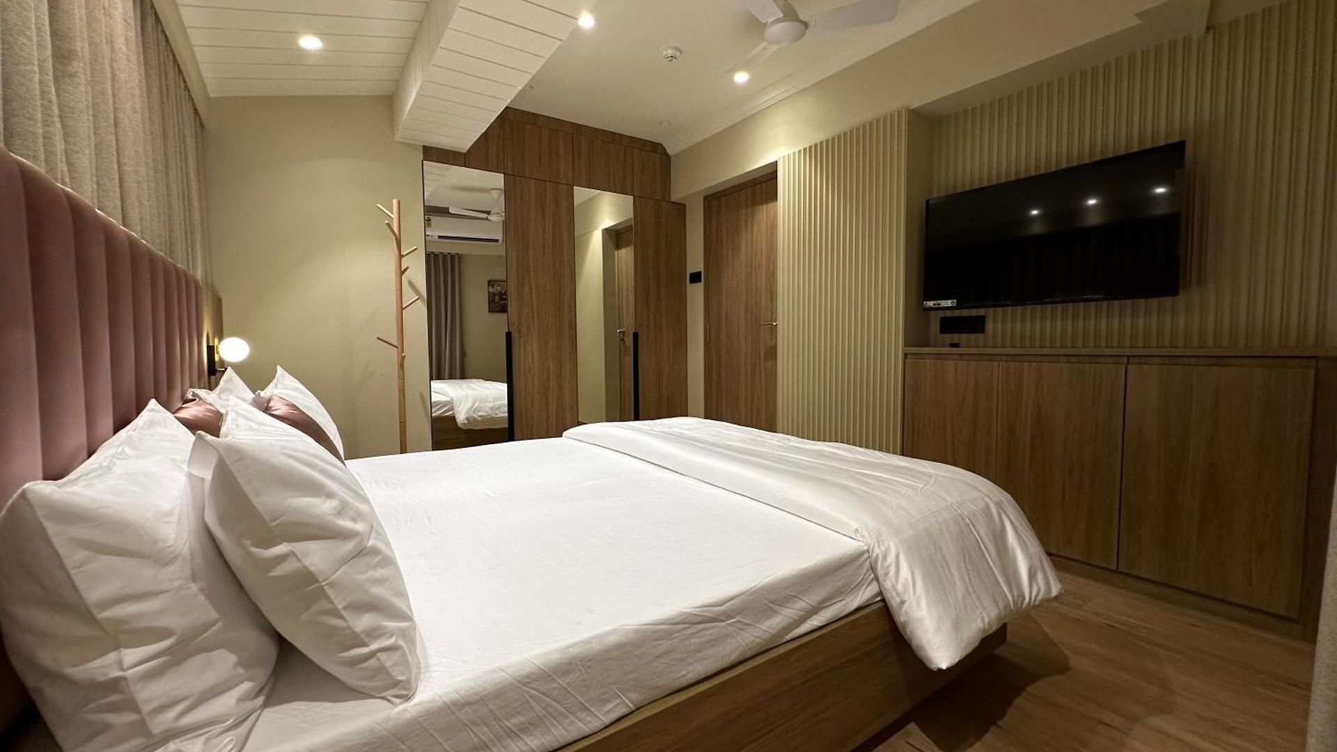 Rudraya Homes - Cozy Premium Serviced Khar - Next To Bandra Apartment