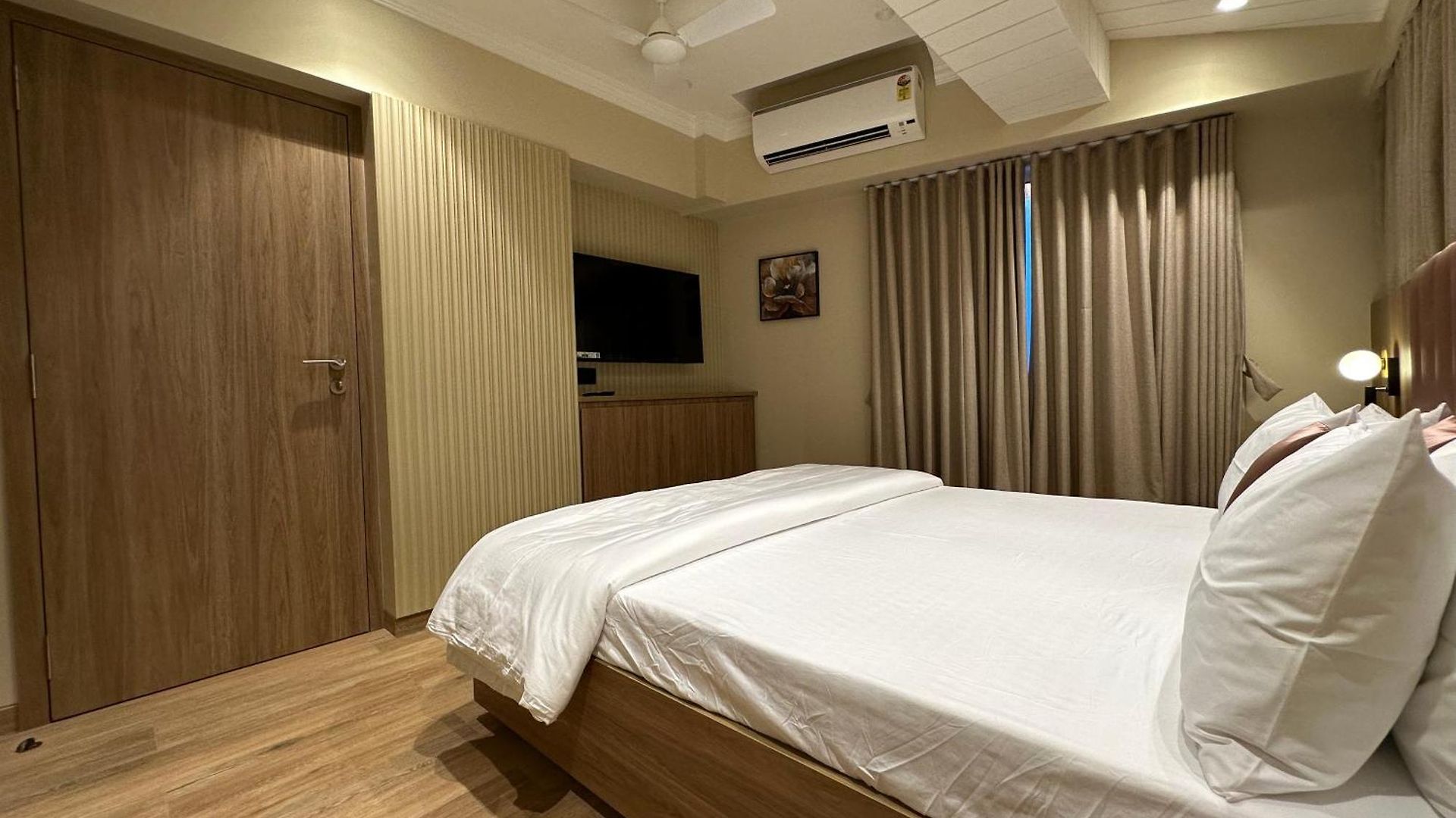 Rudraya Homes - Cozy Premium Serviced Khar - Next To Bandra Apartment