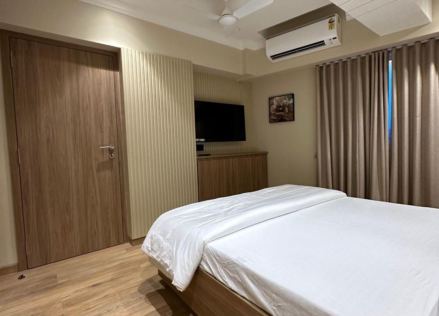 Rudraya Homes - Cozy Premium Serviced Khar - Next To Bandra Apartment Mumbai